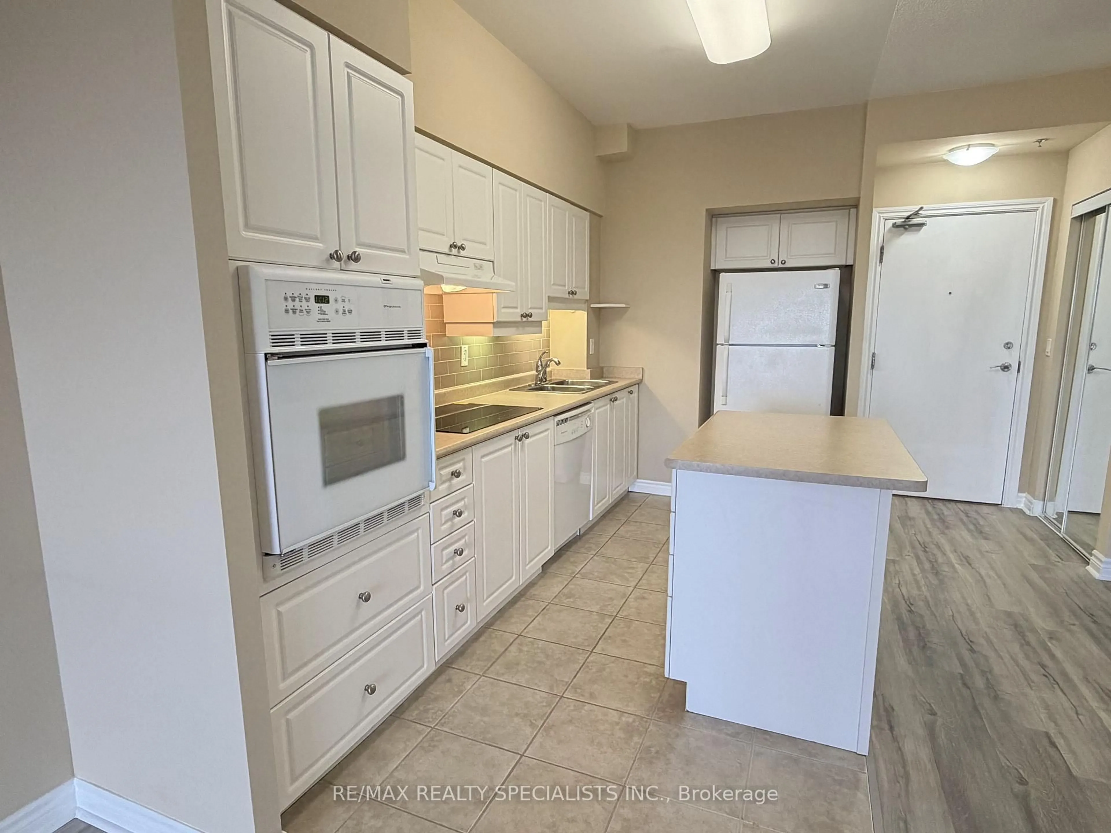Standard kitchen, unknown for 810 Scollard Crt #1007, Mississauga Ontario L5V 0A4