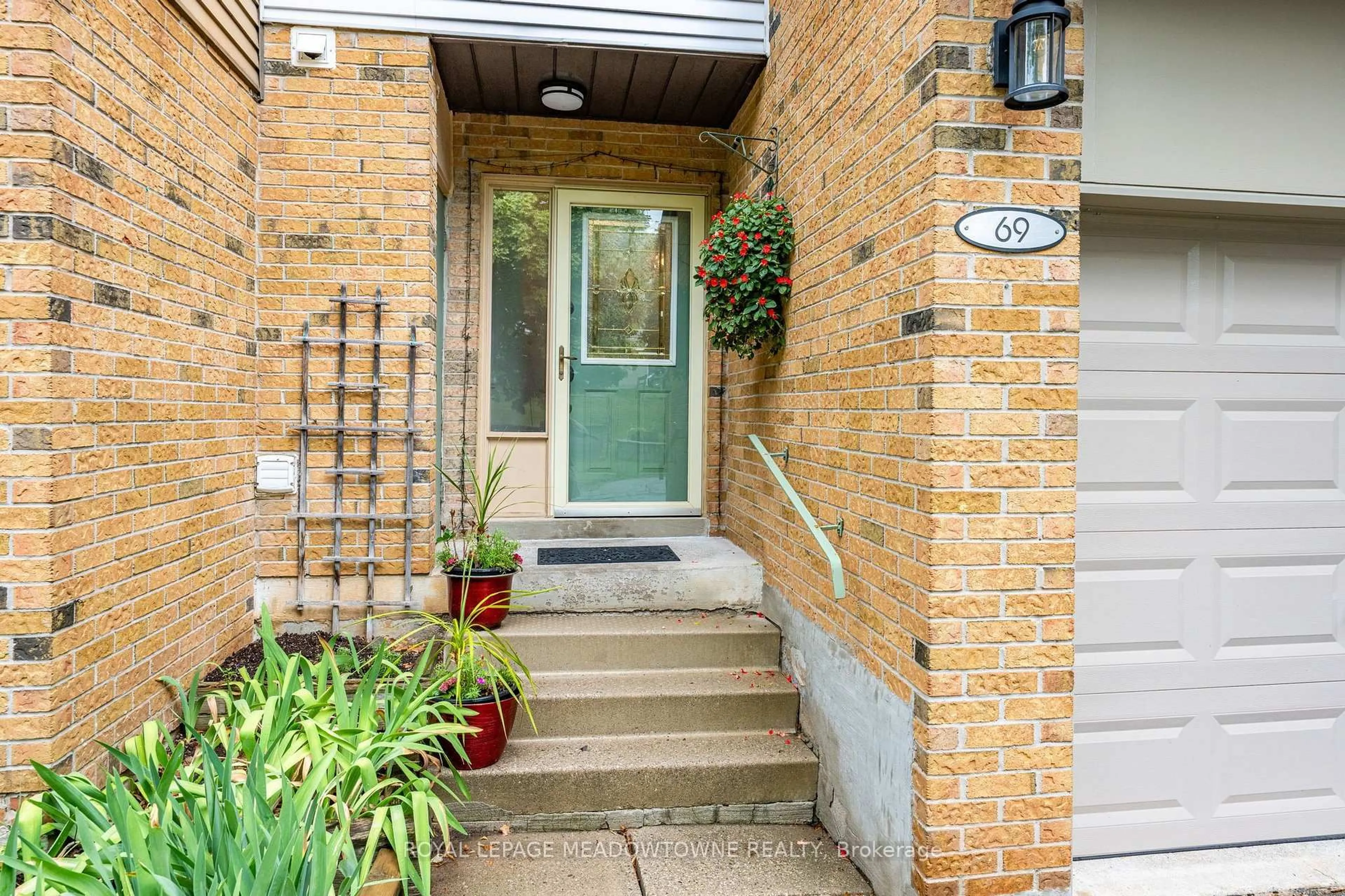 Indoor entryway for 69 Lynden Circ, Halton Hills Ontario L7G 4Y7