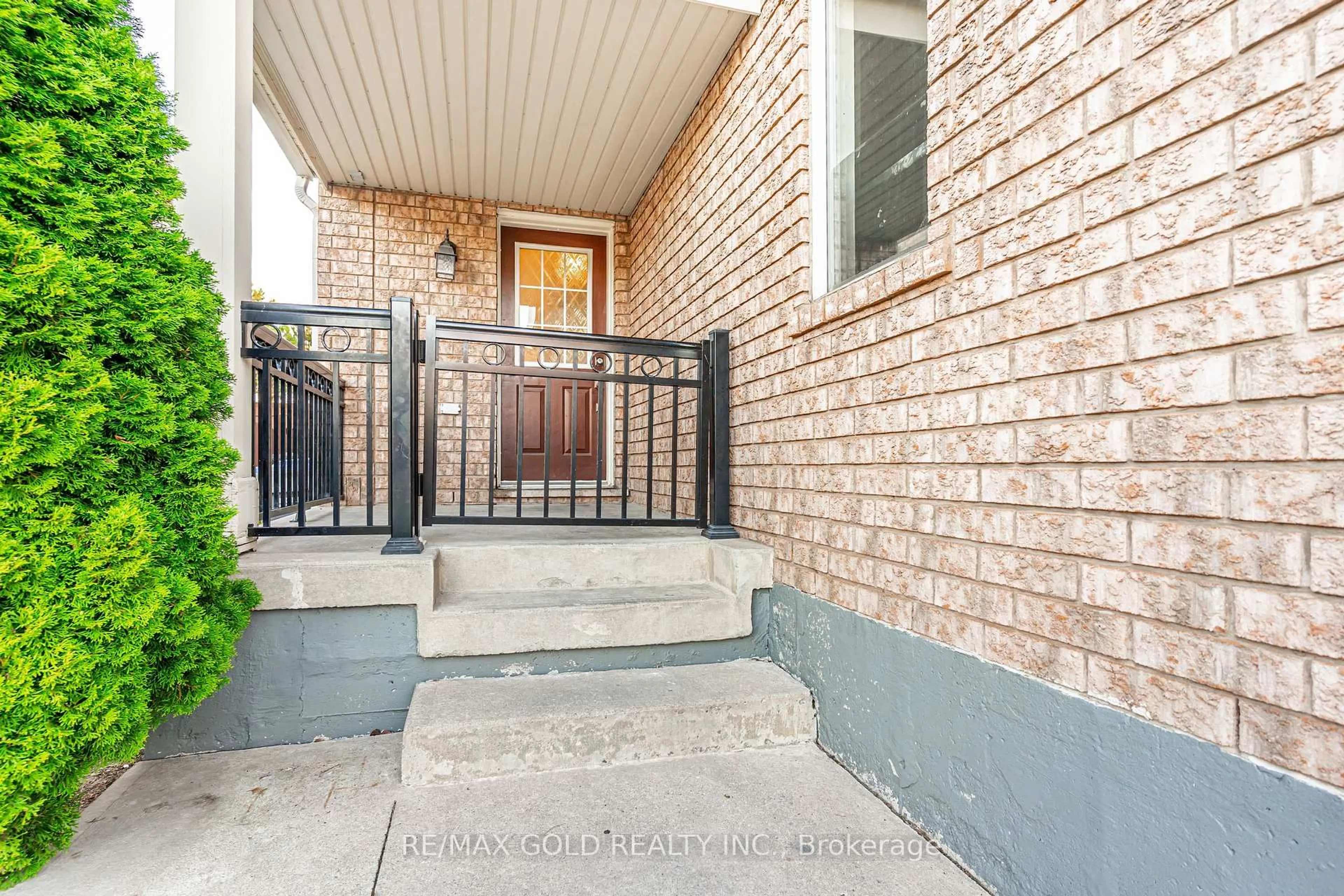 Indoor entryway for 34 Jingle Cres, Brampton Ontario L6S 0B2