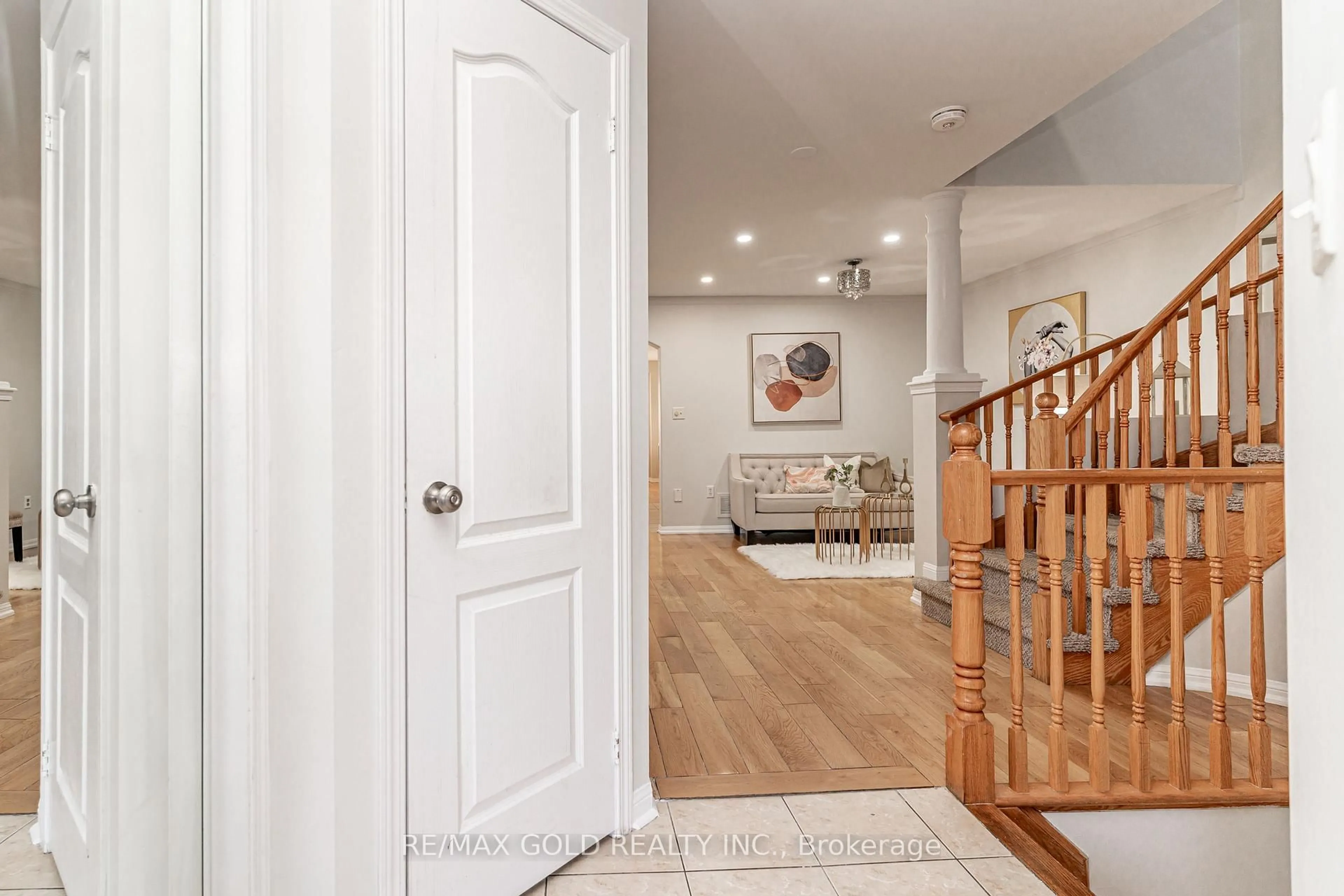 Indoor entryway for 34 Jingle Cres, Brampton Ontario L6S 0B2
