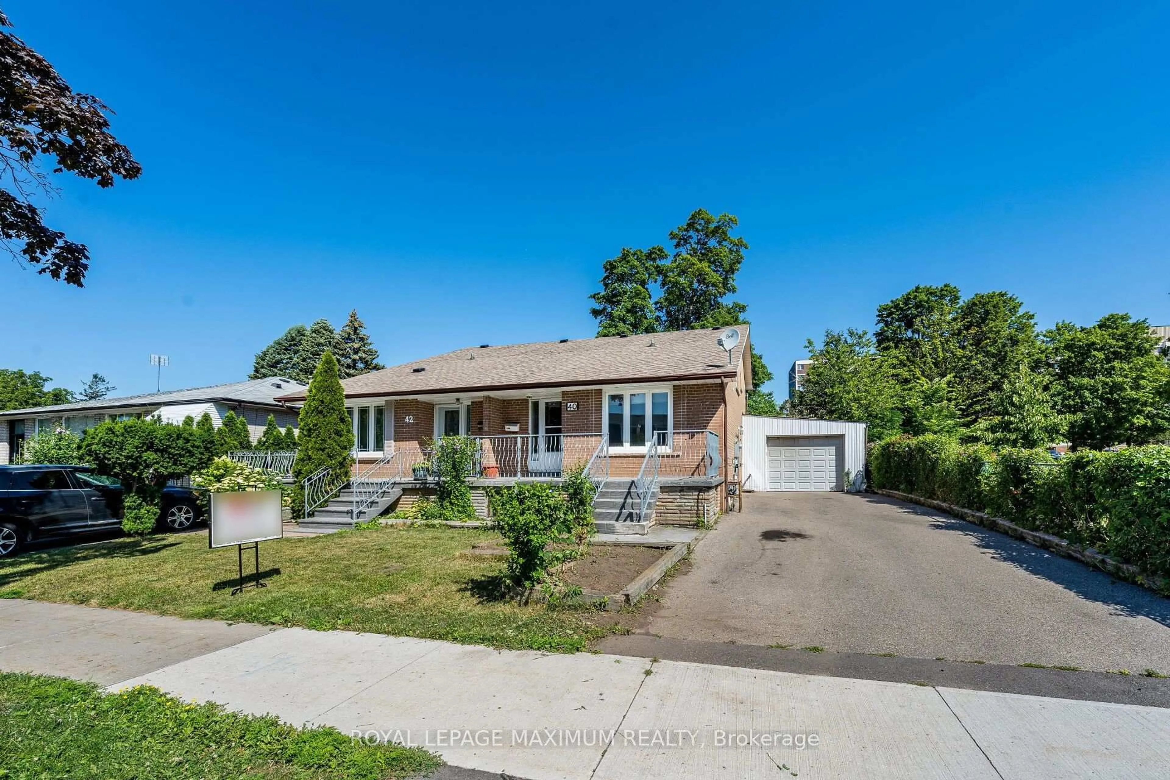 A pic from outside/outdoor area/front of a property/back of a property/a pic from drone, street for 40 Broadoaks Dr, Toronto Ontario M3J 1E6