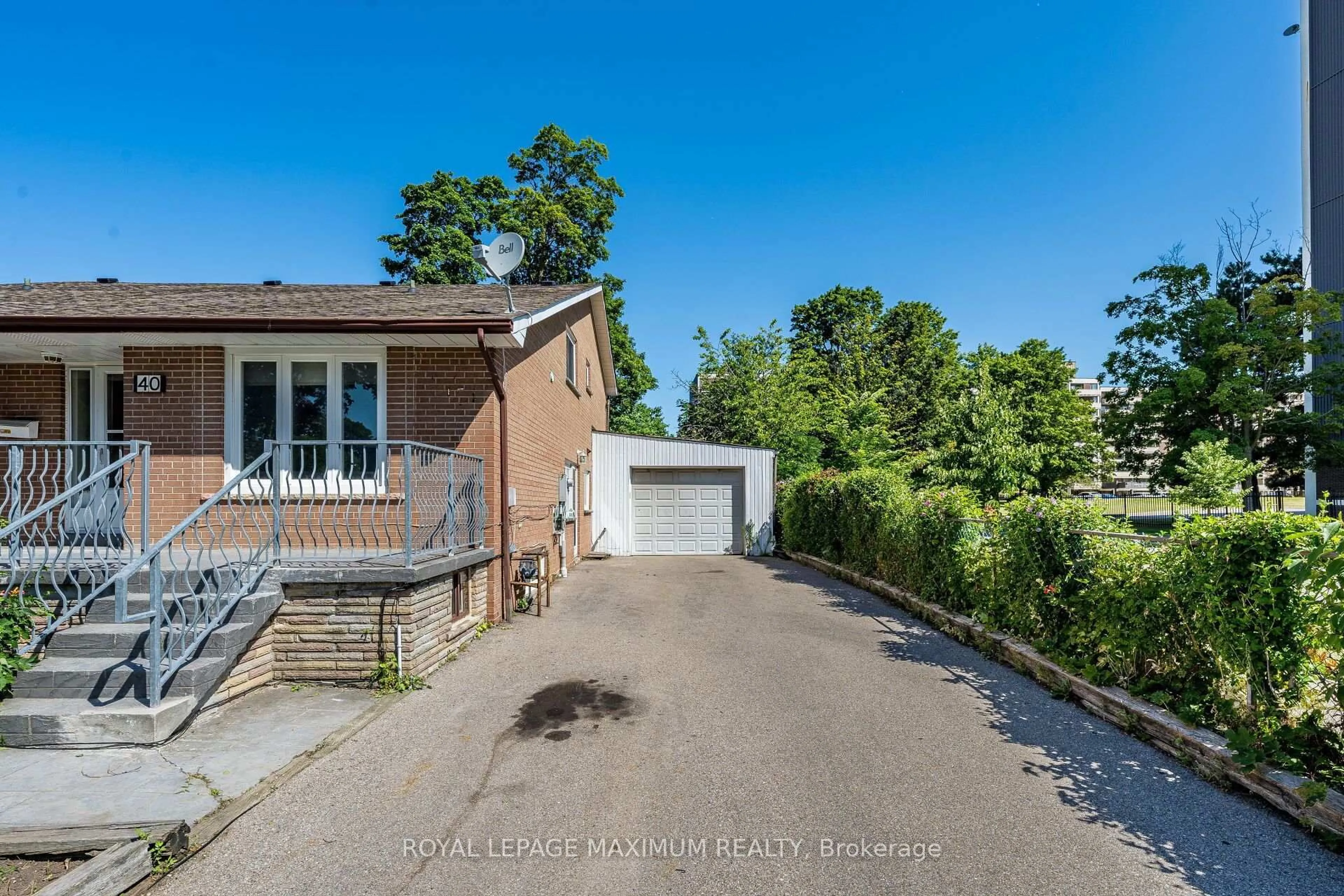 A pic from outside/outdoor area/front of a property/back of a property/a pic from drone, street for 40 Broadoaks Dr, Toronto Ontario M3J 1E6