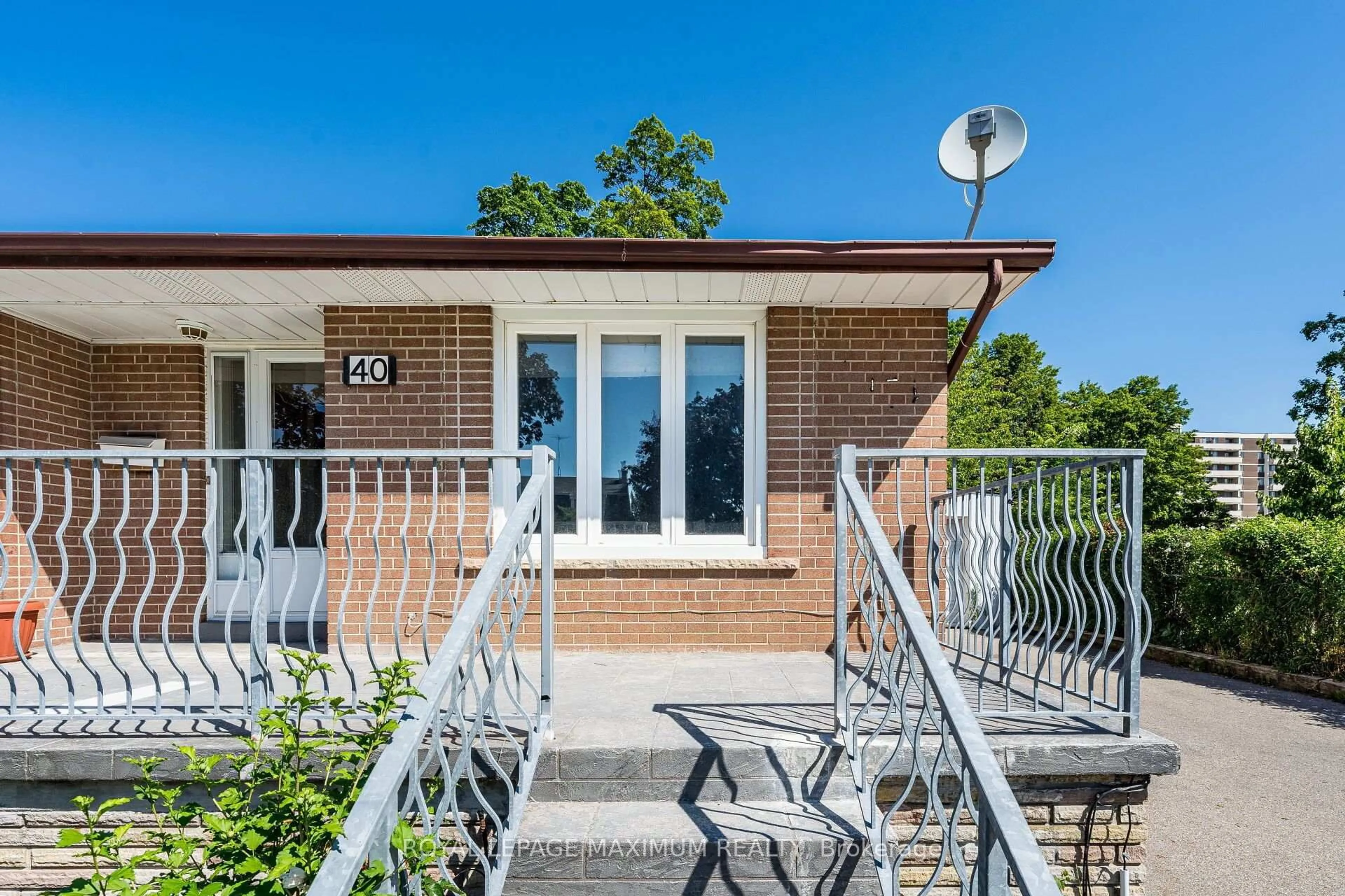 Patio, street for 40 Broadoaks Dr, Toronto Ontario M3J 1E6