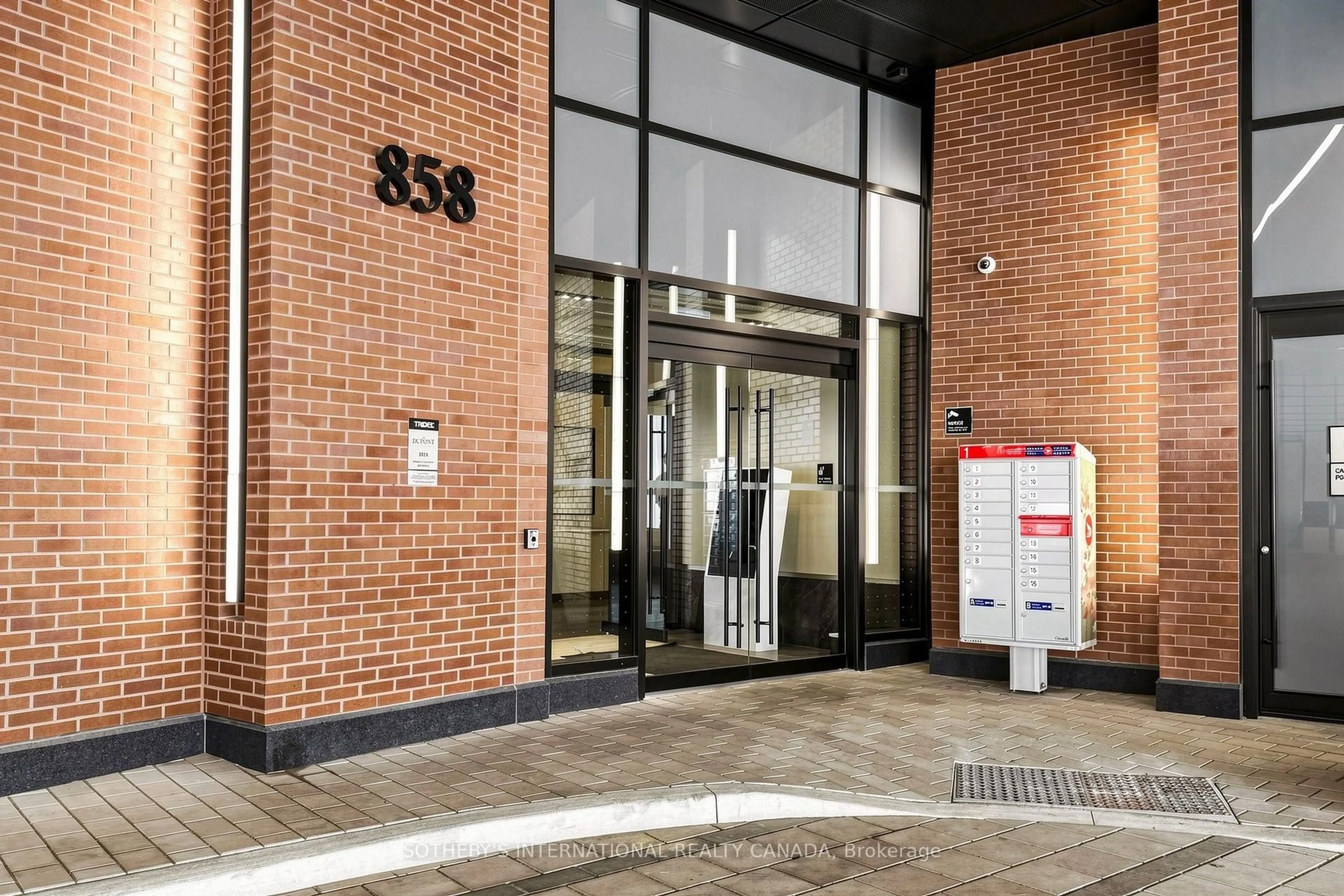 Indoor foyer for 858 Dupont St #834, Toronto Ontario M6G 1Z5