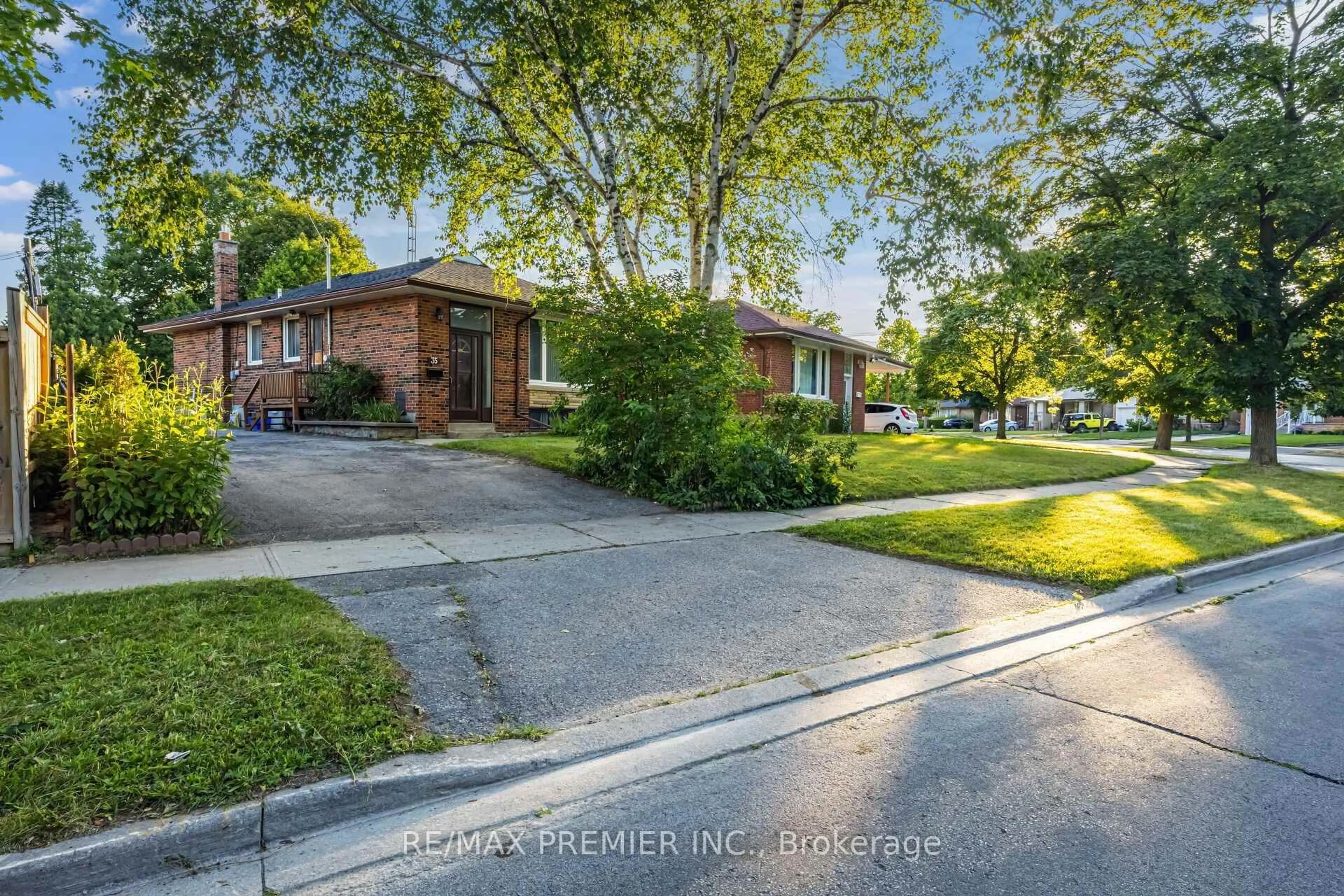 A pic from outside/outdoor area/front of a property/back of a property/a pic from drone, street for 35 Barkwin Dr, Toronto Ontario M9V 2W4