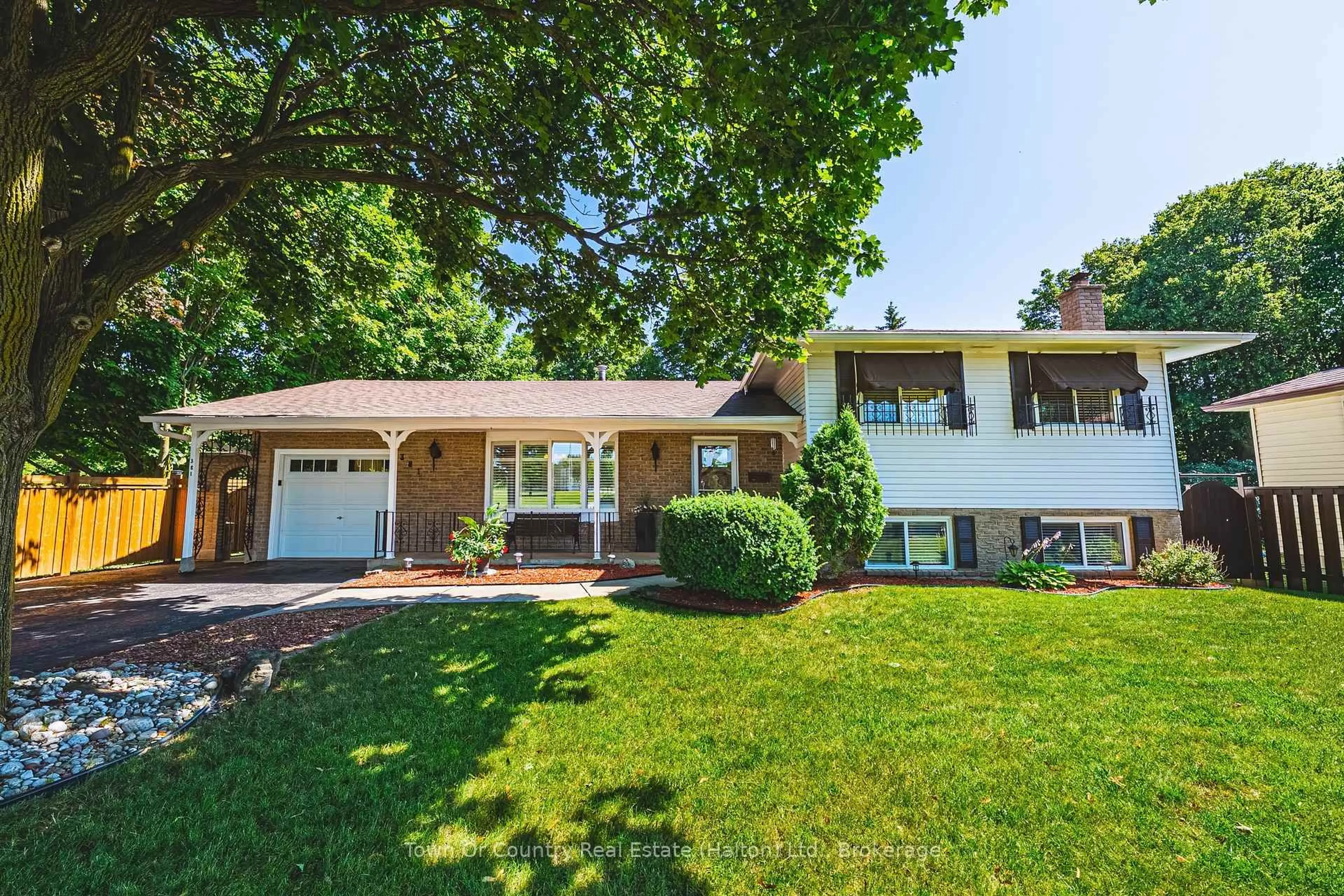 Home with vinyl exterior material, street for 381 Commercial St, Milton Ontario L9T 3Z9
