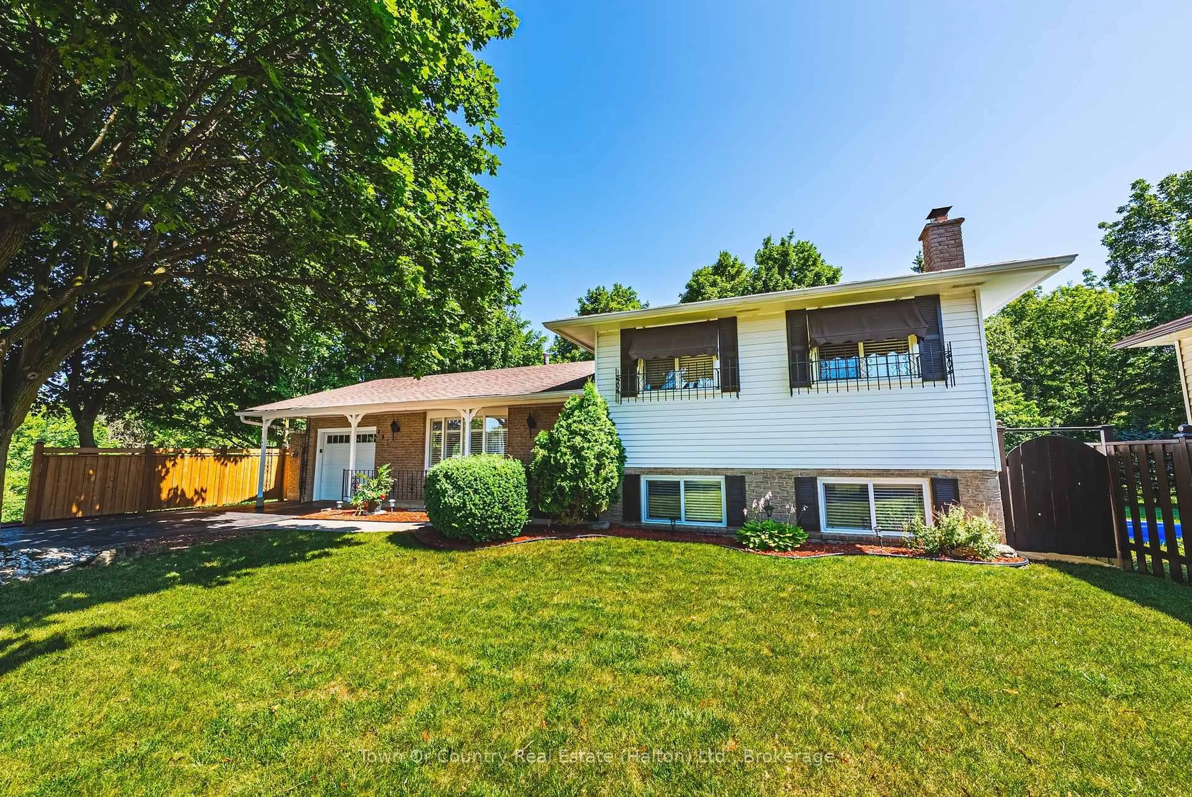 Home with vinyl exterior material, street for 381 Commercial St, Milton Ontario L9T 3Z9