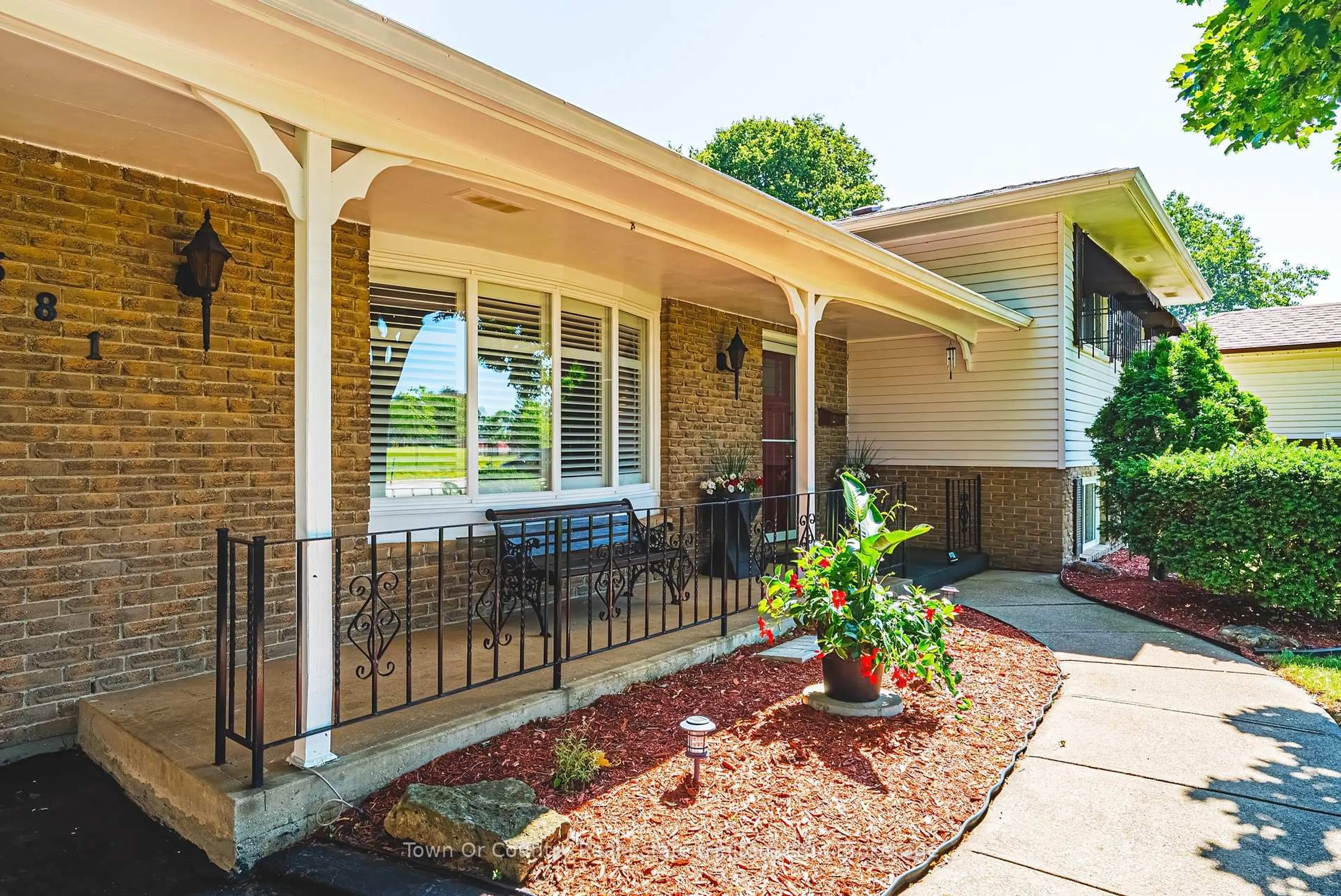 Unknown for 381 Commercial St, Milton Ontario L9T 3Z9