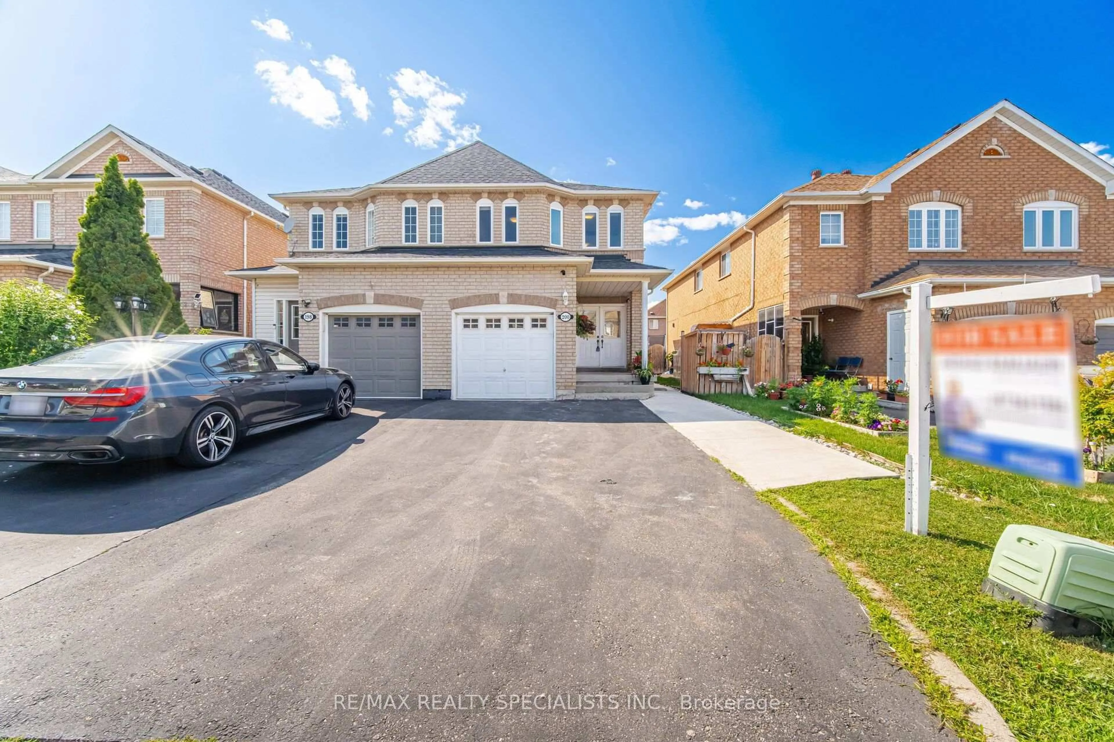 A pic from outside/outdoor area/front of a property/back of a property/a pic from drone, street for 200 Tiller Tr, Brampton Ontario L6X 4T1