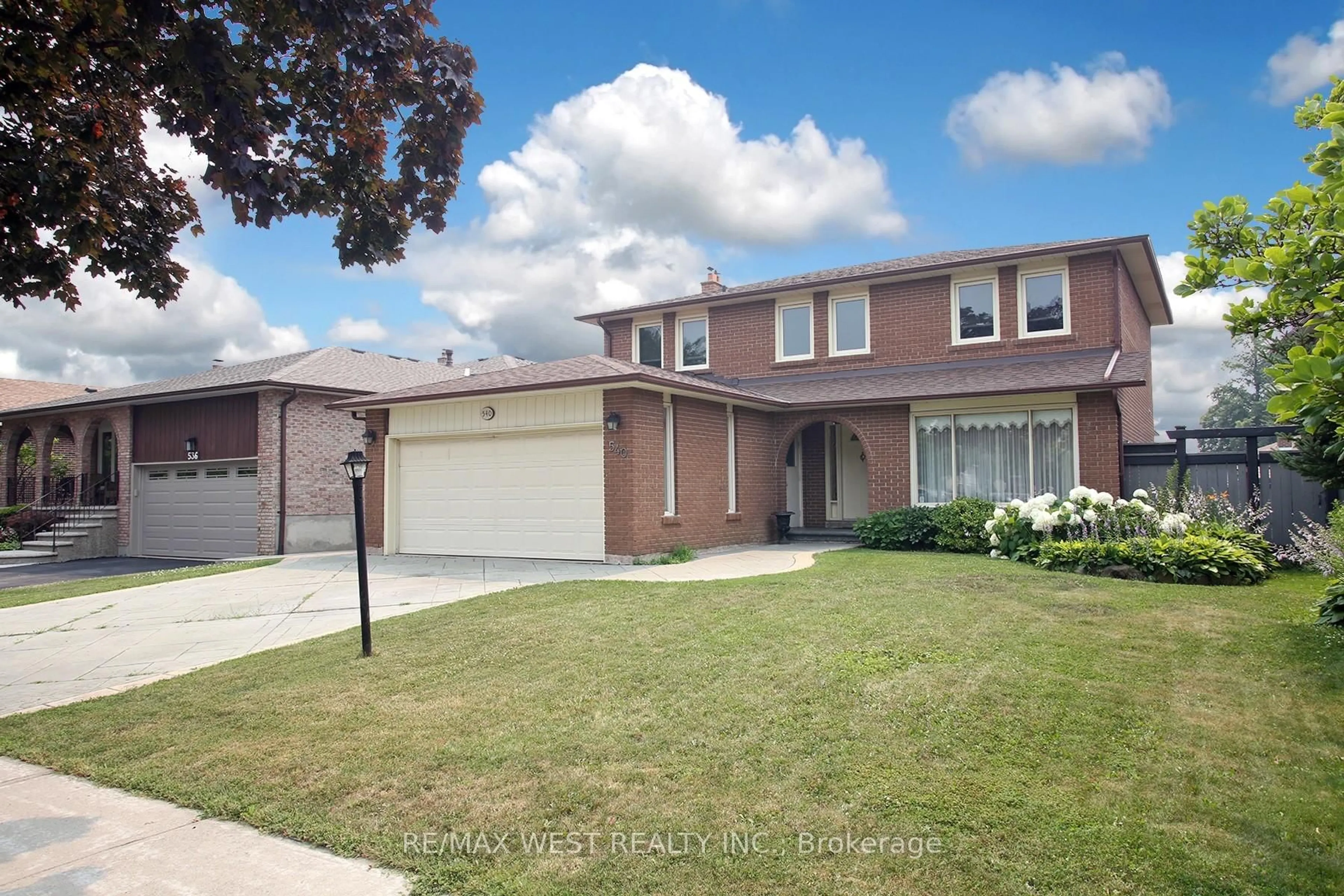 Home with brick exterior material, street for 540 Louis Dr, Mississauga Ontario L5B 2N2