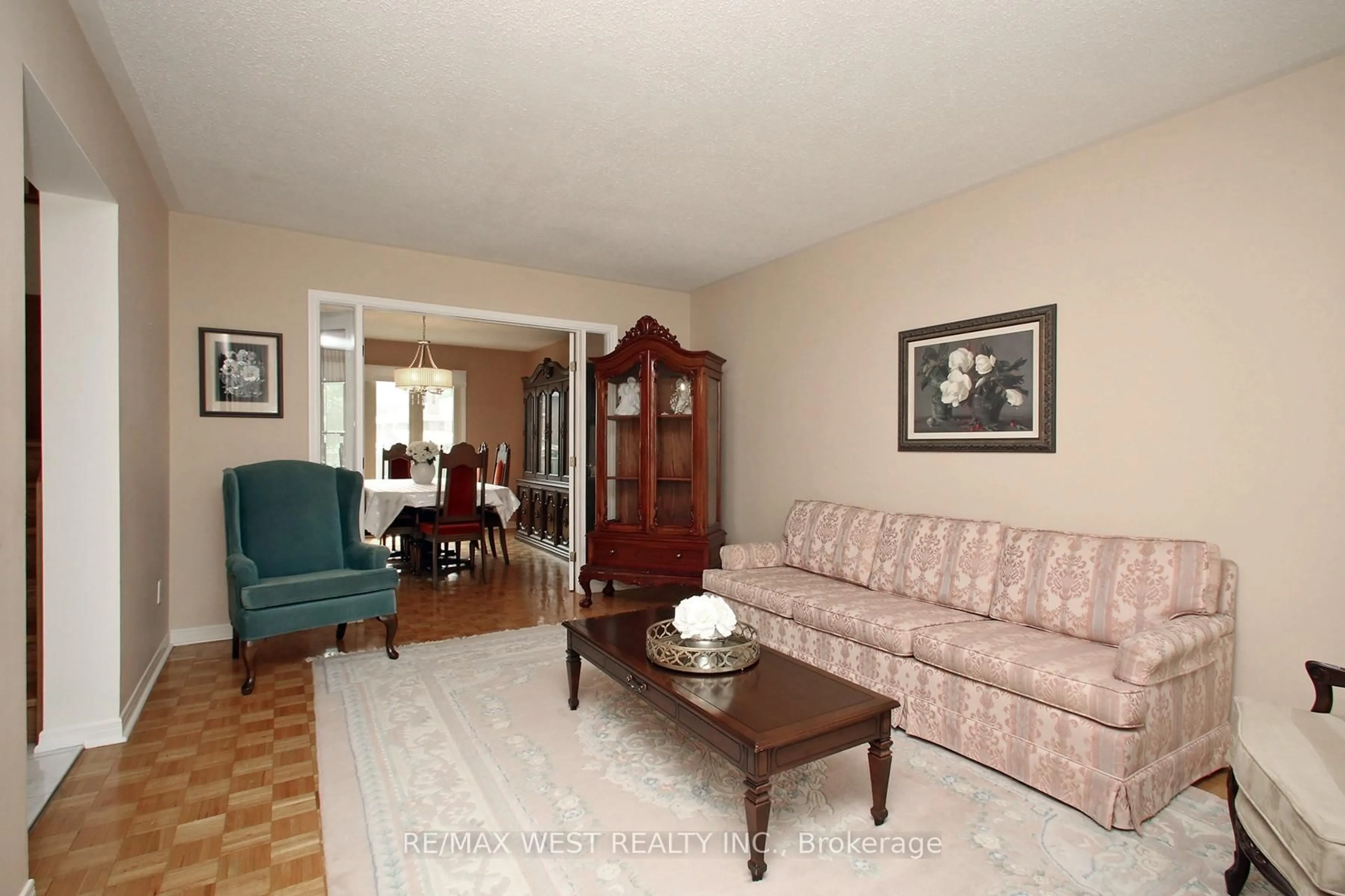 Living room with furniture, unknown for 540 Louis Dr, Mississauga Ontario L5B 2N2