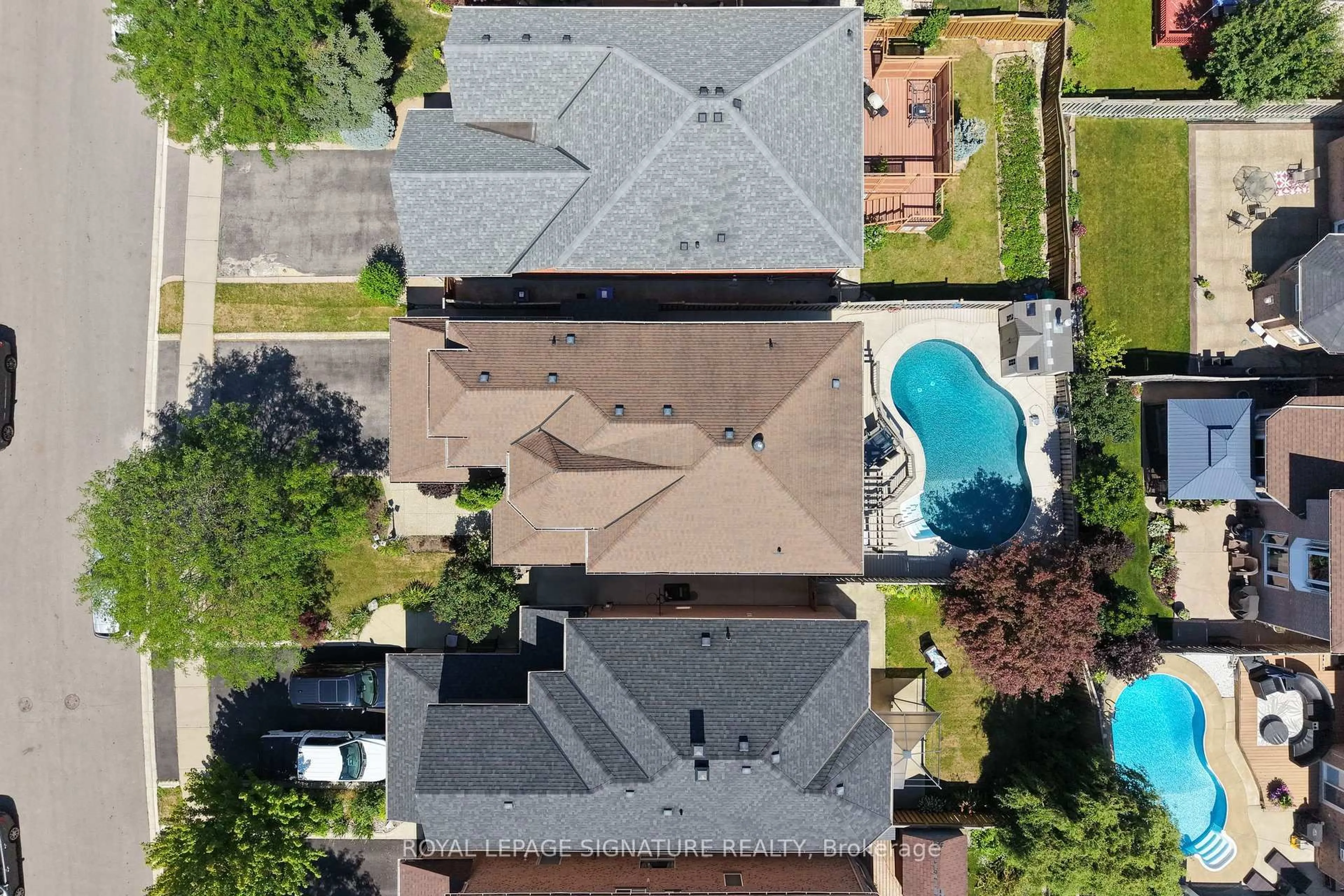 A pic from outside/outdoor area/front of a property/back of a property/a pic from drone, street for 79 Twin Willow Cres, Brampton Ontario L7A 1K2