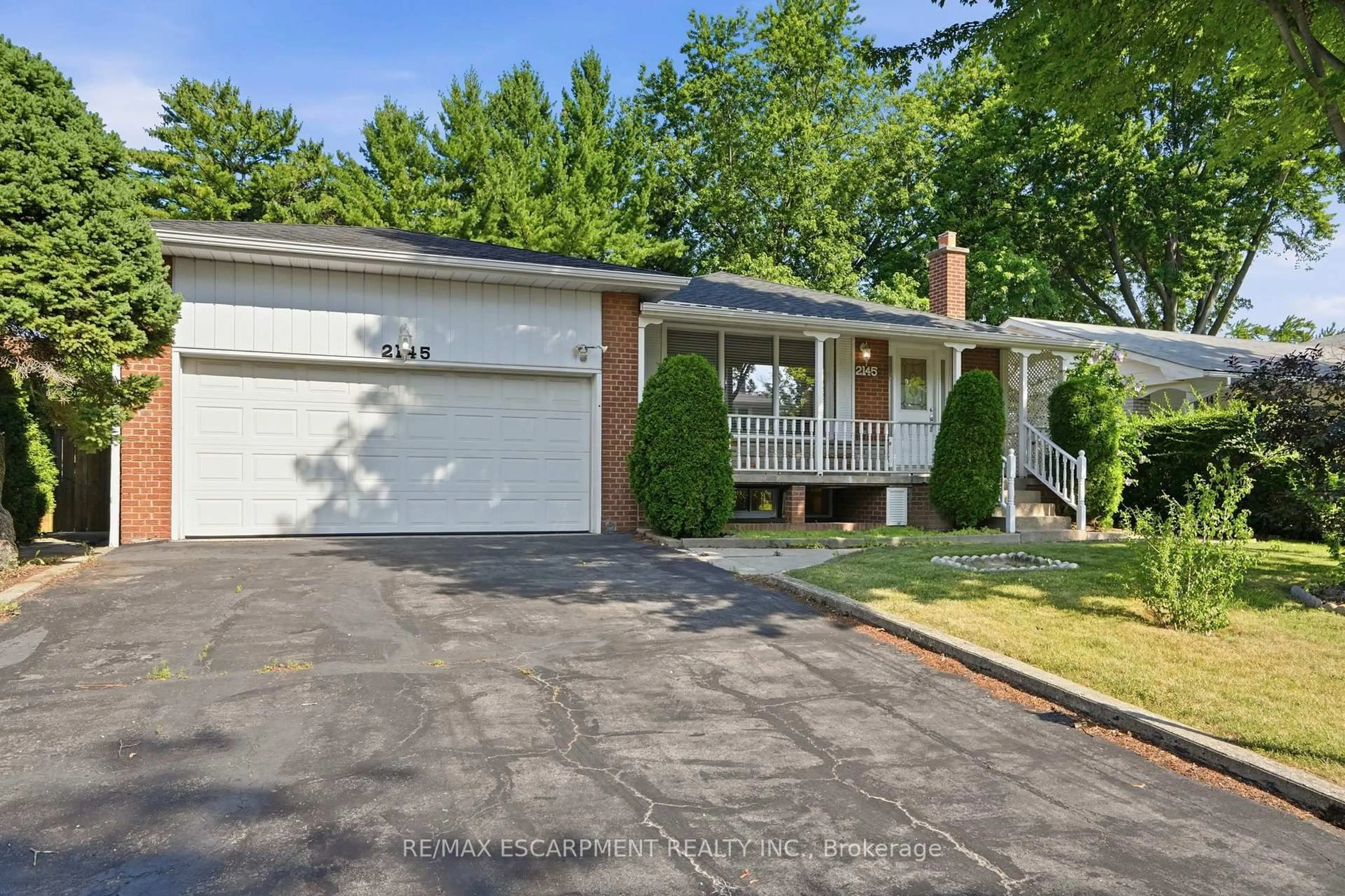 Home with vinyl exterior material, street for 2145 Sunnyvale Dr, Oakville Ontario L6L 1W6