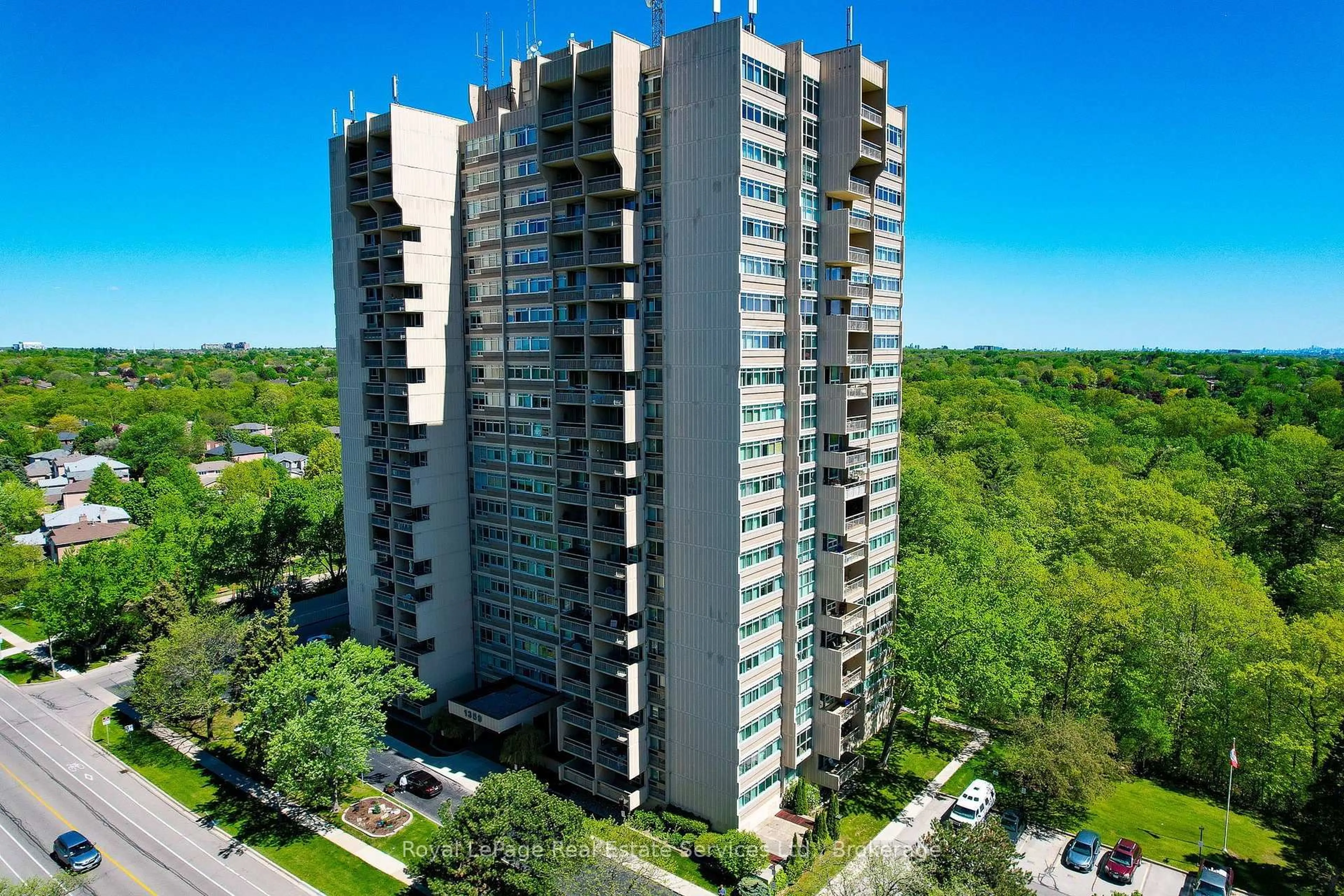 A pic from outside/outdoor area/front of a property/back of a property/a pic from drone, city buildings view from balcony for 1359 White Oaks Blvd #1702, Oakville Ontario L6H 2R8