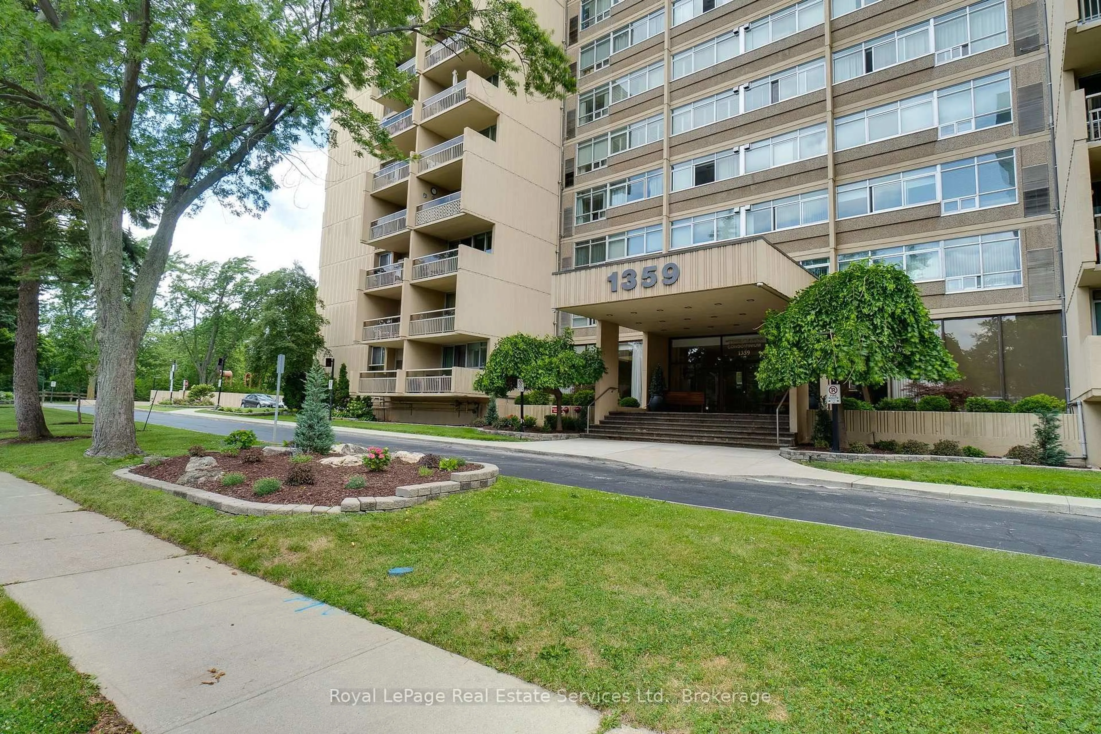 Indoor foyer for 1359 White Oaks Blvd #1702, Oakville Ontario L6H 2R8
