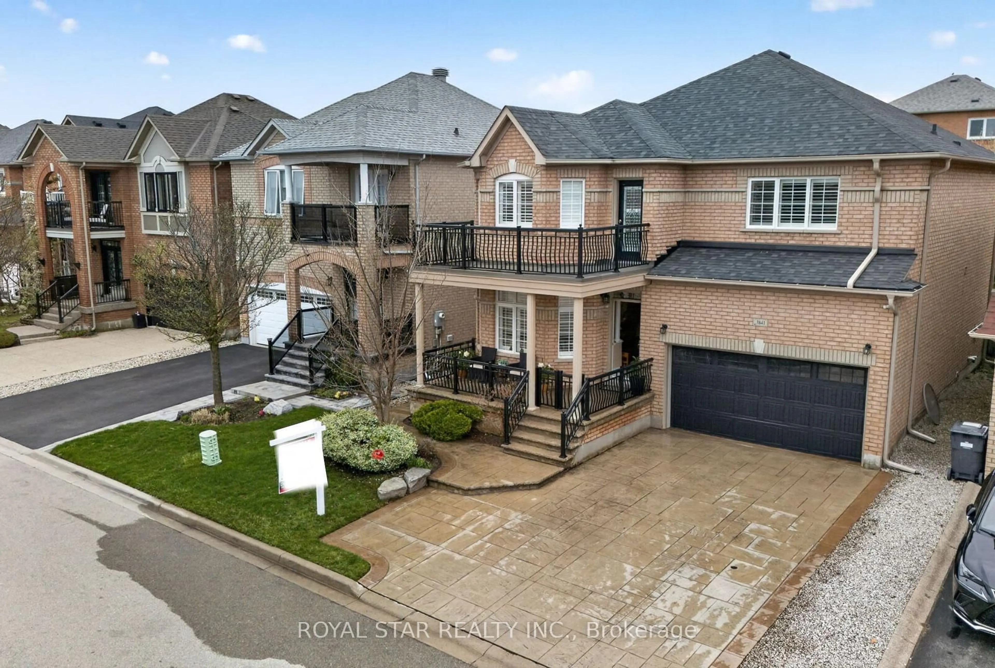 A pic from outside/outdoor area/front of a property/back of a property/a pic from drone, street for 3841 Edgecliffe Ru, Mississauga Ontario L5M 6N6