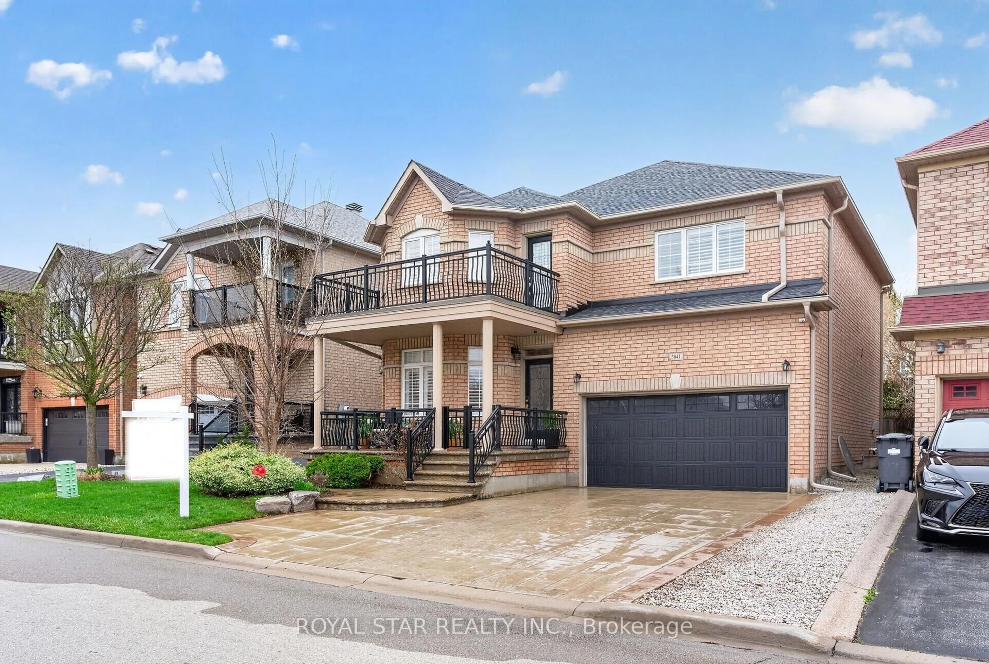 Home with brick exterior material, street for 3841 Edgecliffe Ru, Mississauga Ontario L5M 6N6