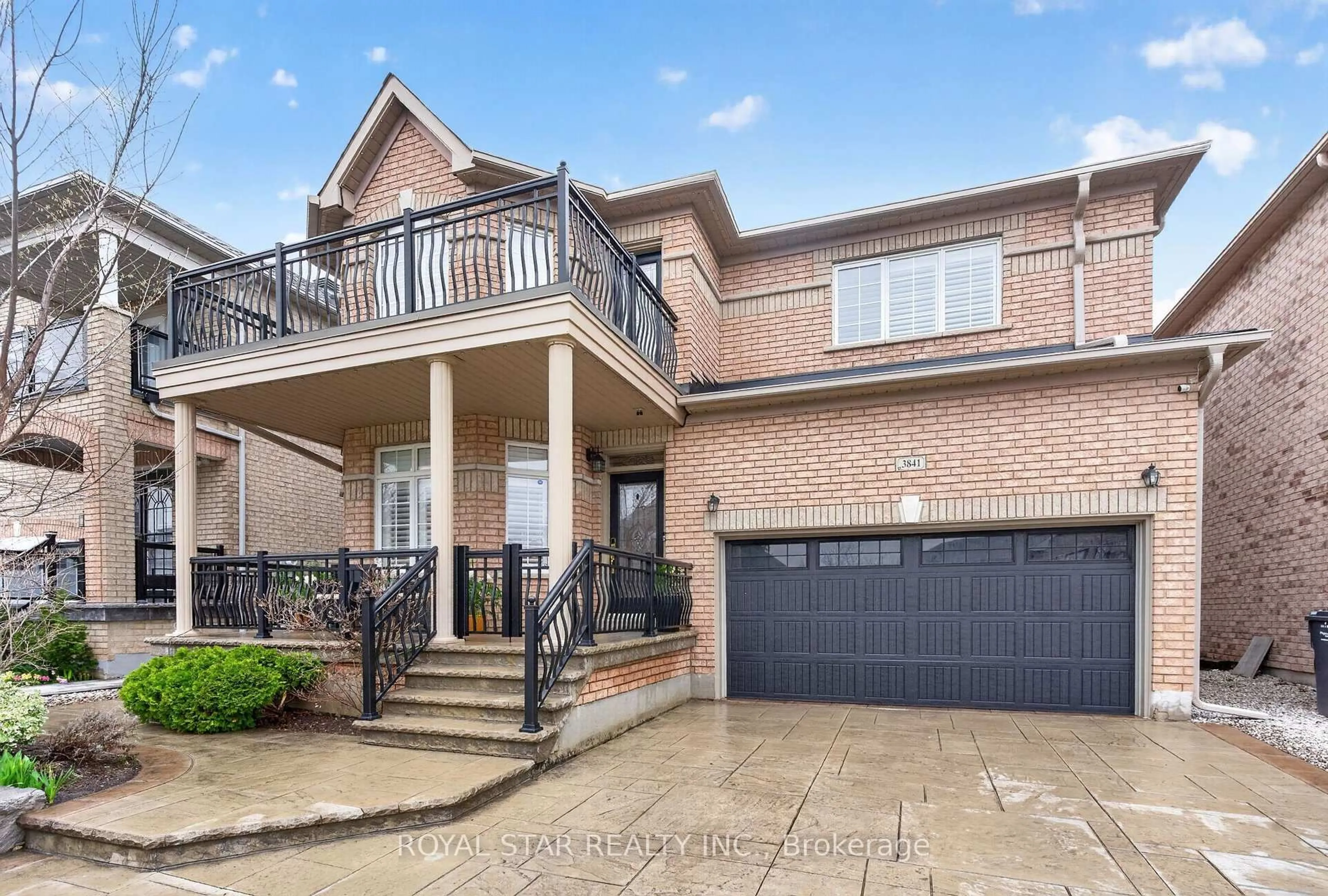 Home with brick exterior material, street for 3841 Edgecliffe Ru, Mississauga Ontario L5M 6N6