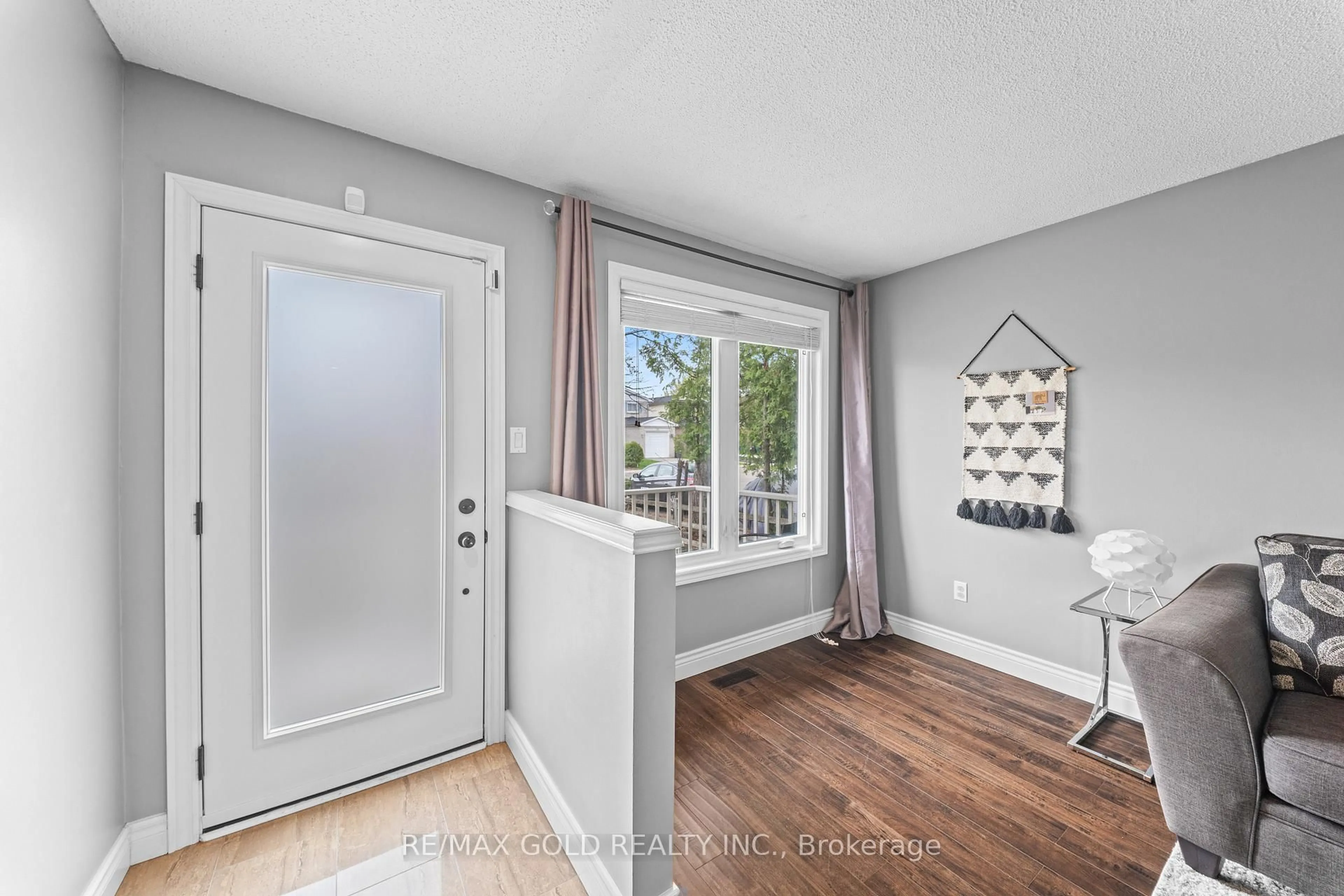 Indoor entryway for 128 Martindale Cres, Brampton Ontario L6X 2V1
