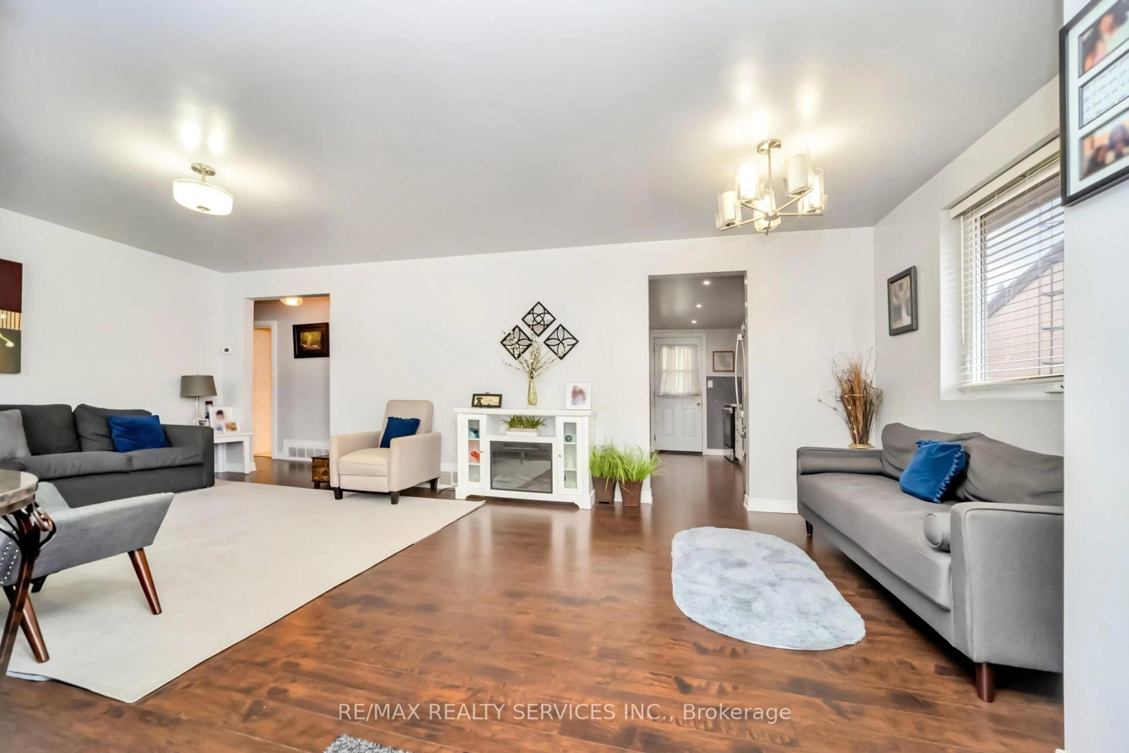 Living room with furniture, unknown for 3287 Michaud Ave, Mississauga Ontario L4T 1P8