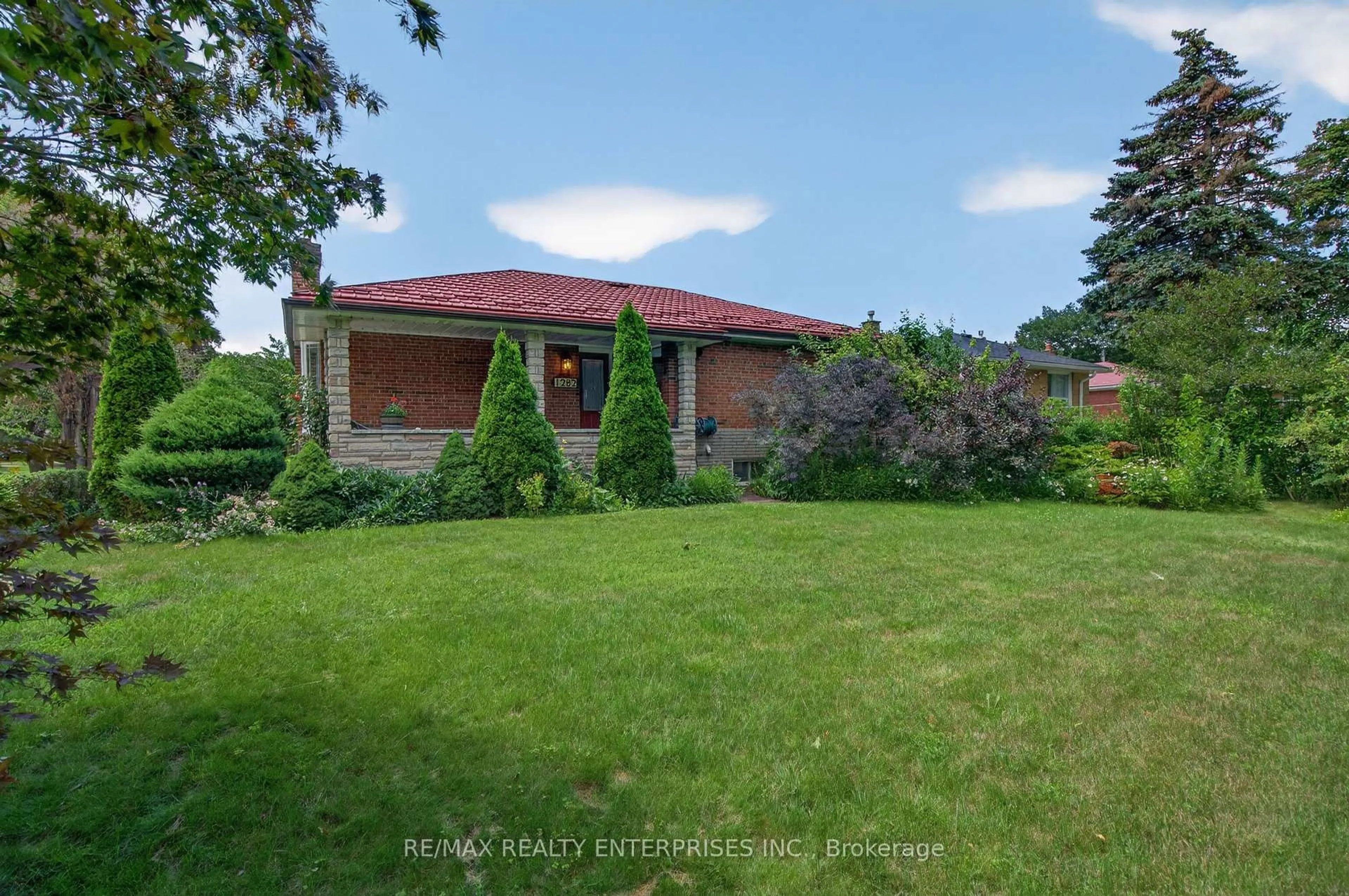 A pic from outside/outdoor area/front of a property/back of a property/a pic from drone, street for 1282 Daimler Rd, Mississauga Ontario L5J 3T2