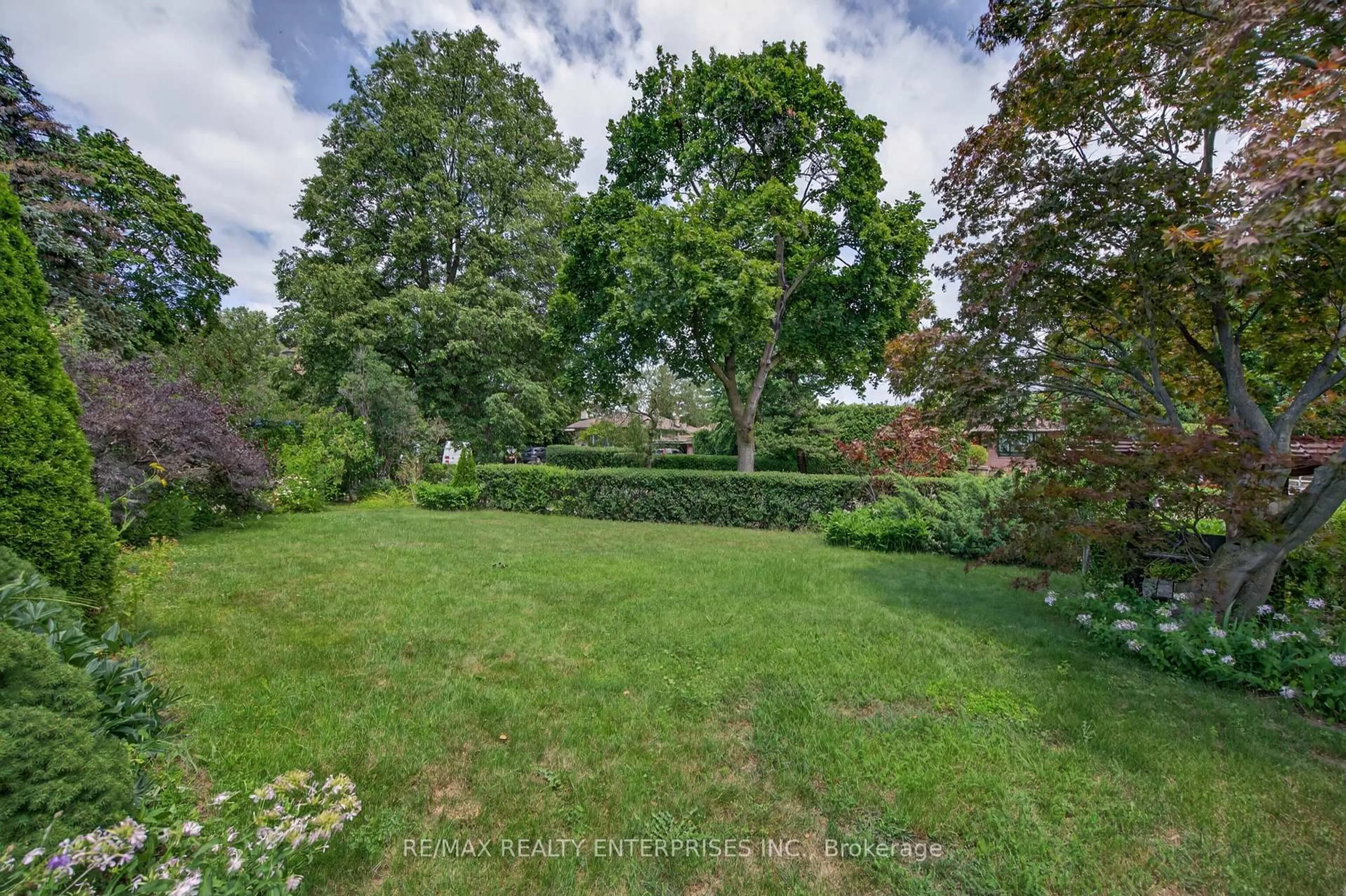 A pic from outside/outdoor area/front of a property/back of a property/a pic from drone, forest/trees view for 1282 Daimler Rd, Mississauga Ontario L5J 3T2