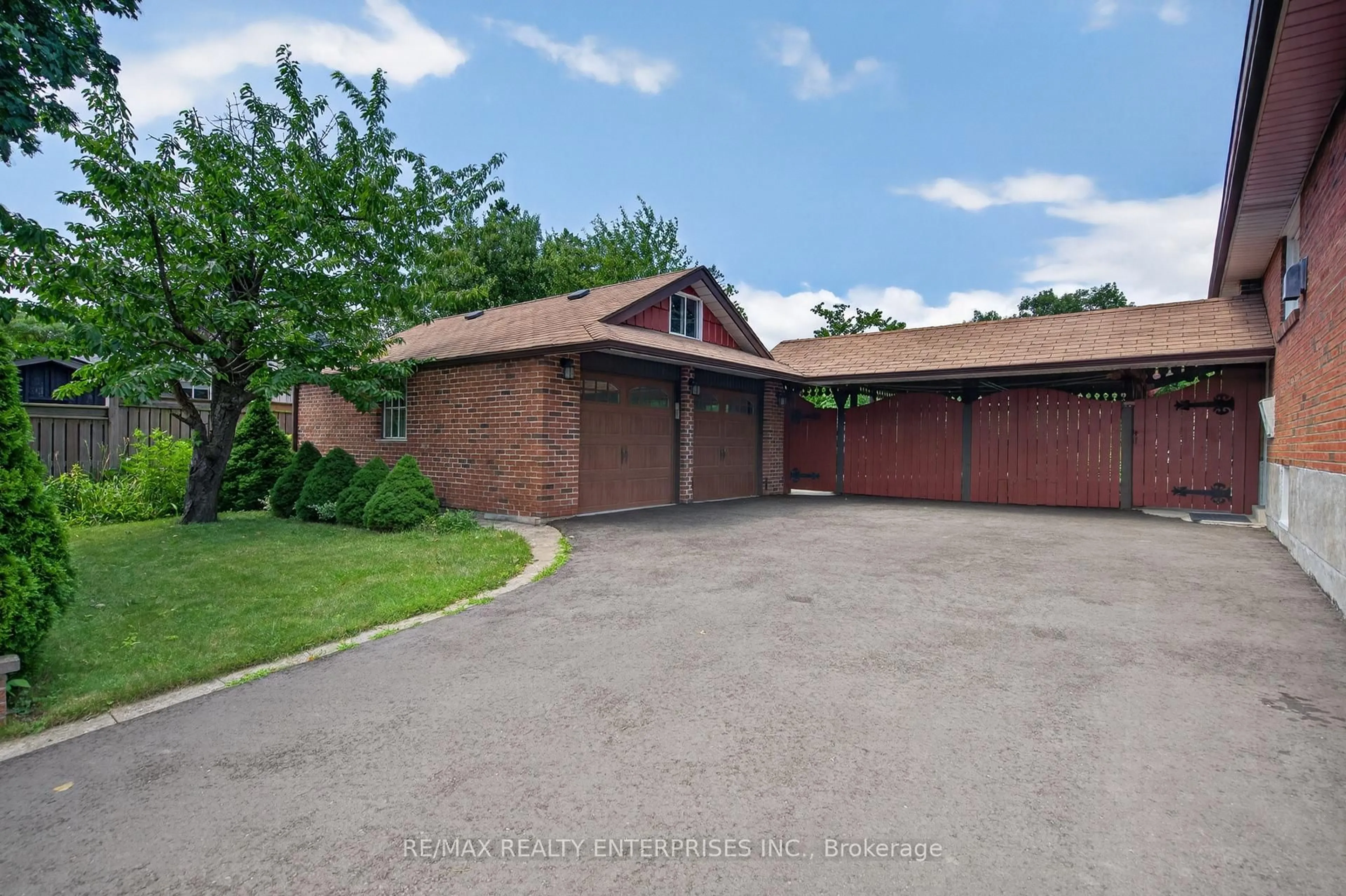 A pic from outside/outdoor area/front of a property/back of a property/a pic from drone, street for 1282 Daimler Rd, Mississauga Ontario L5J 3T2