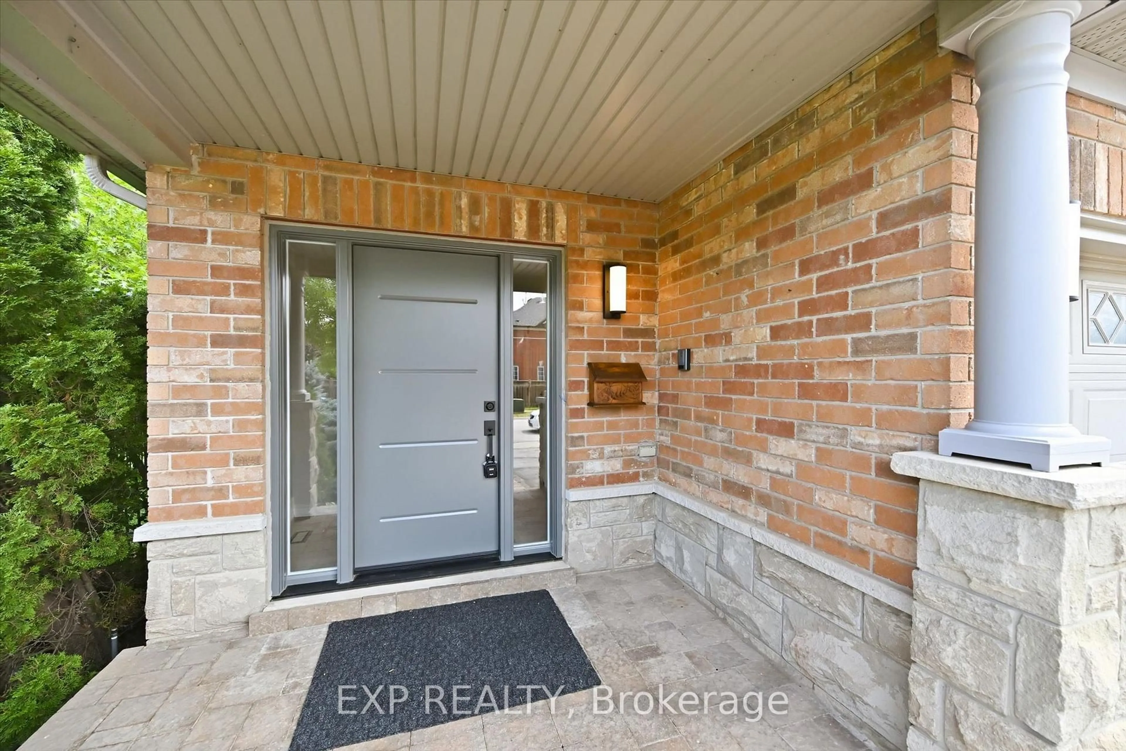 Indoor entryway for 5628 Stella Lane, Burlington Ontario L7L 6X5