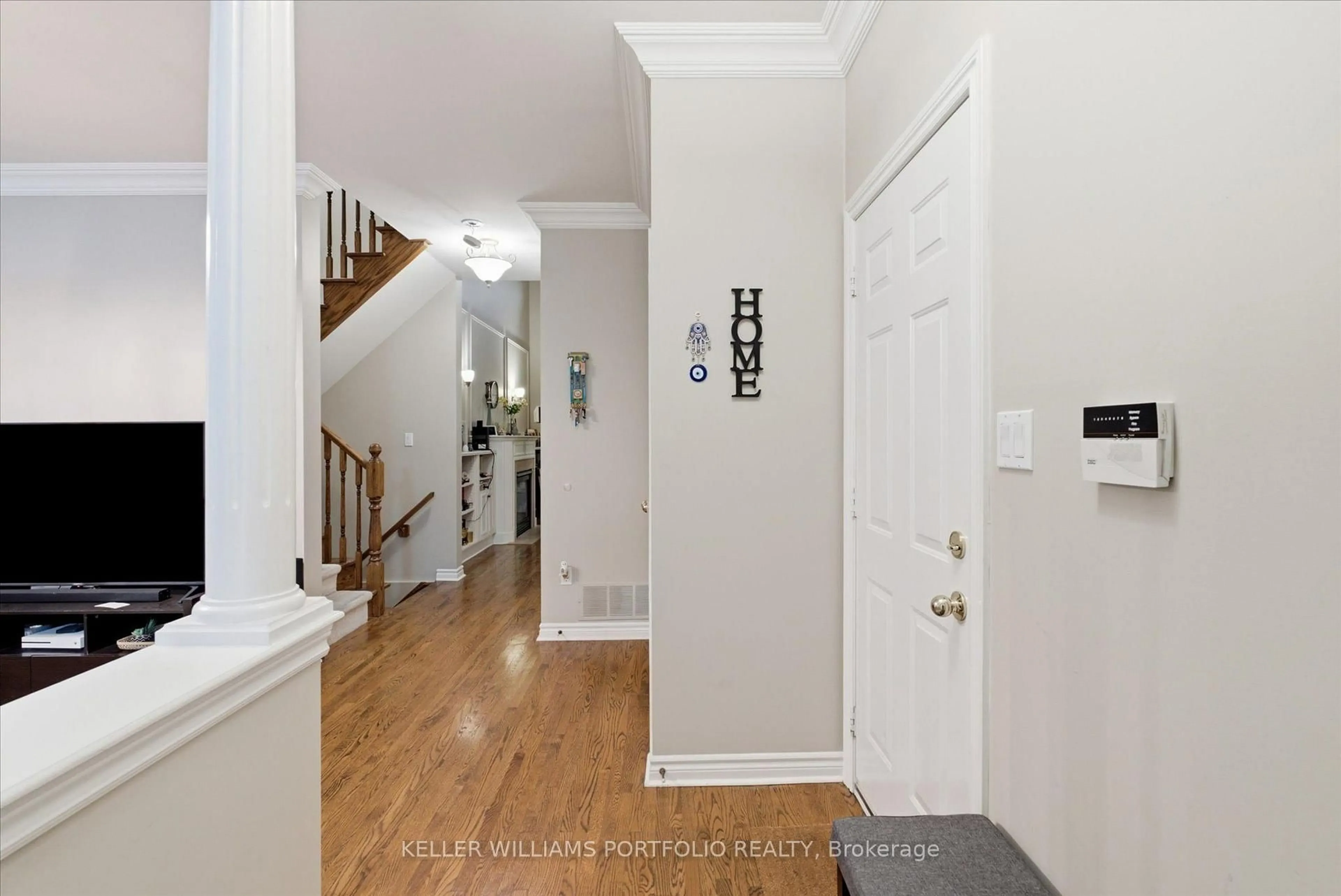 Indoor entryway for 2153 Meadowglen Dr, Oakville Ontario L6M 4C9