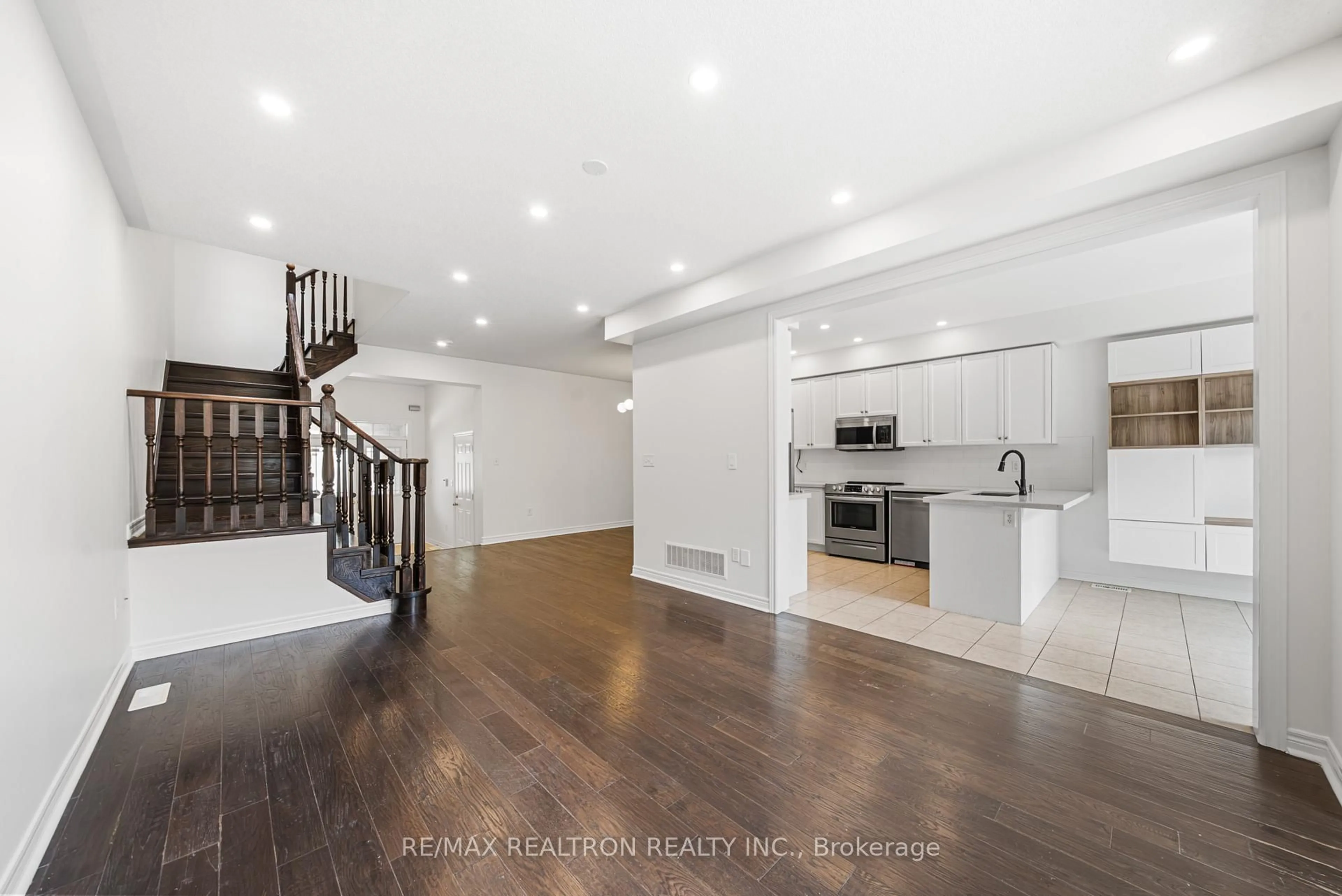 Open concept kitchen, wood/laminate floor for 3275 Stalybridge Dr #58, Oakville Ontario L6M 0L2