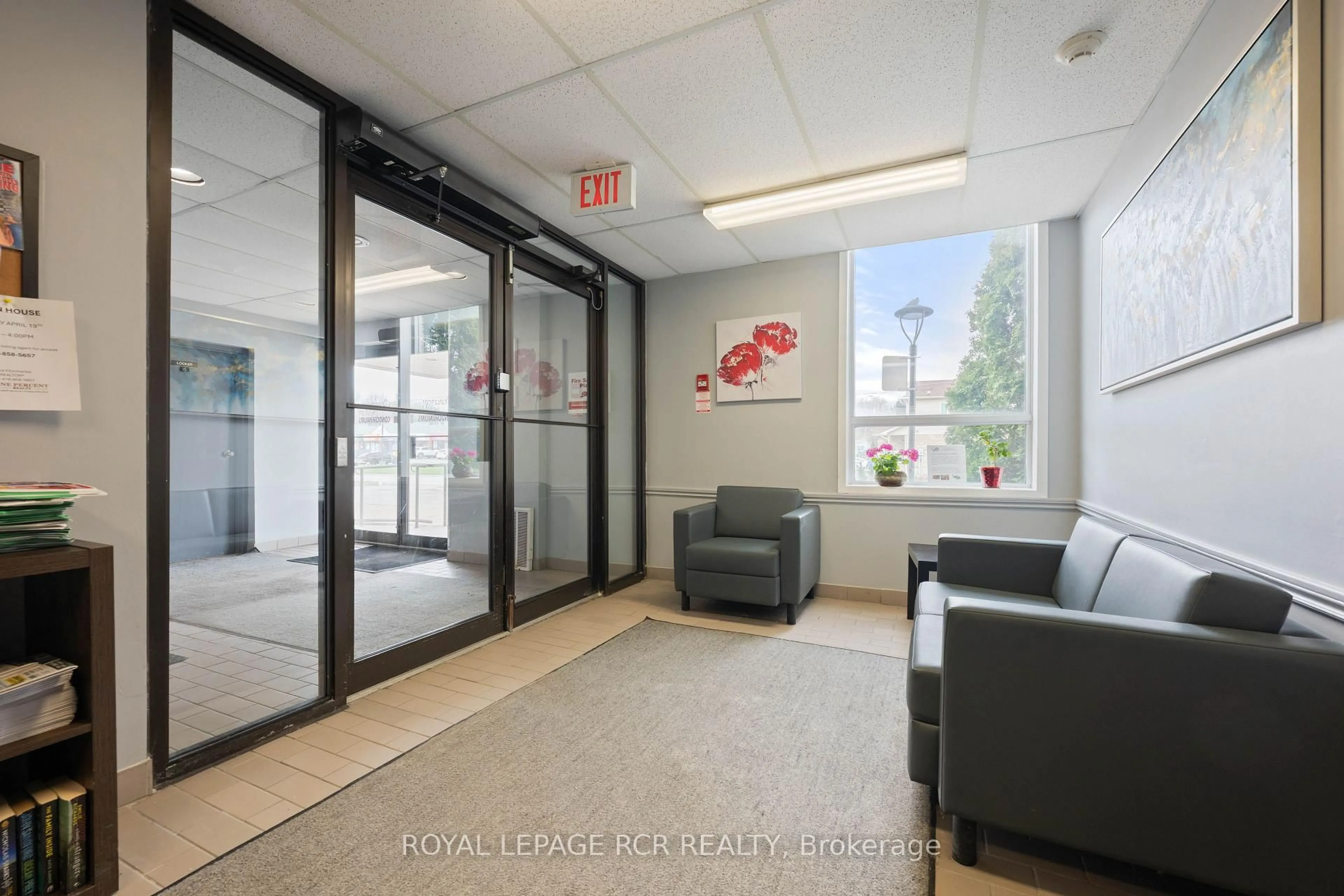 Indoor foyer for 16 Fourth St #32, Orangeville Ontario L9W 4N7