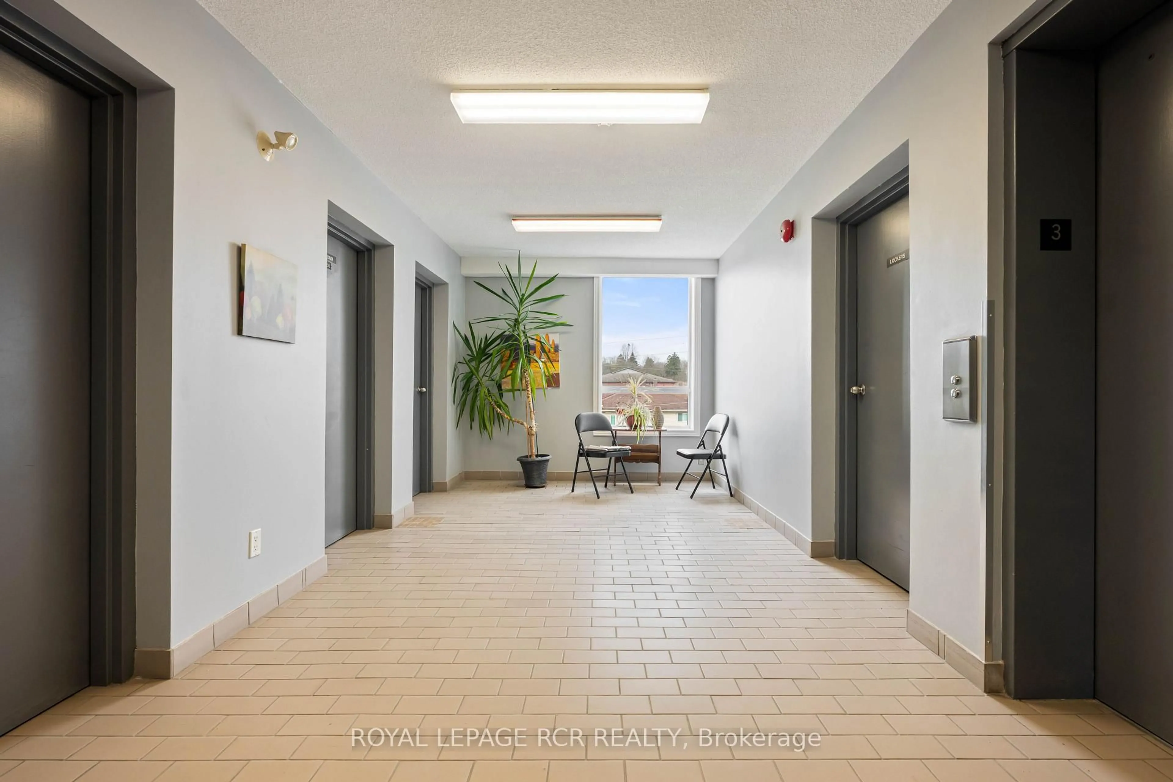 Indoor foyer for 16 Fourth St #32, Orangeville Ontario L9W 4N7