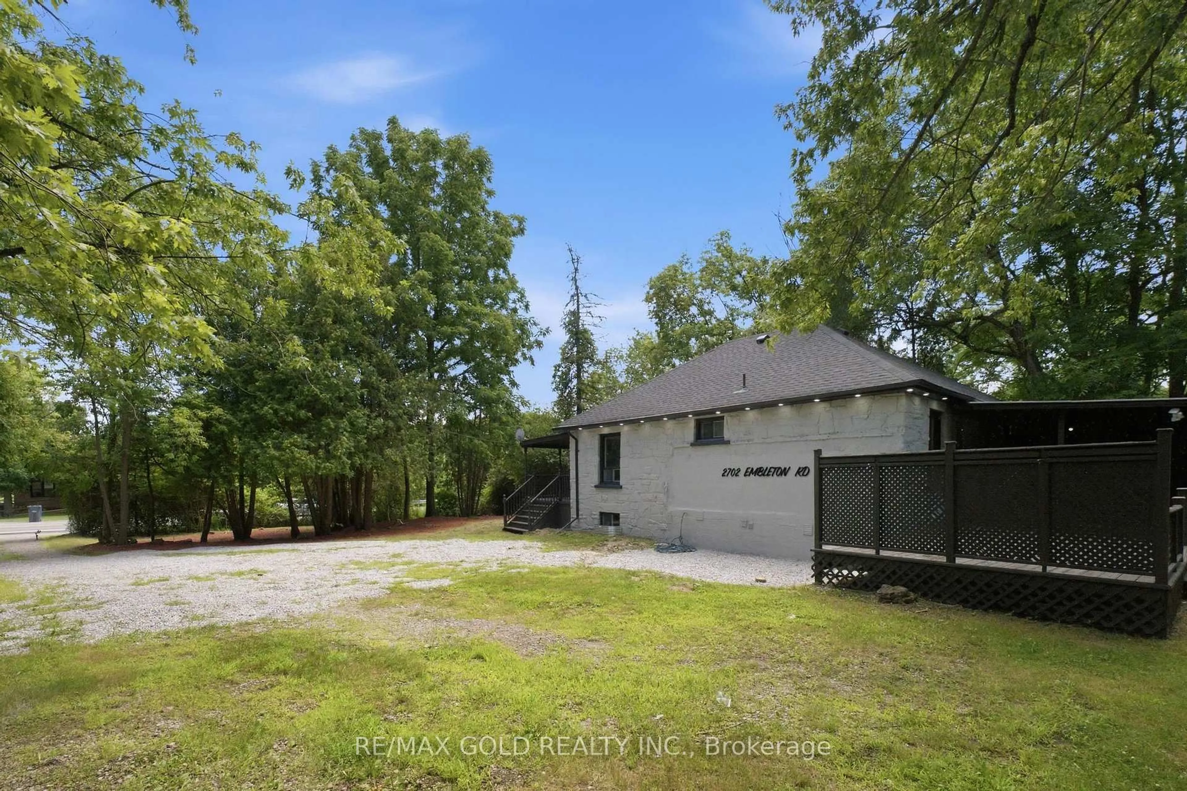 A pic from outside/outdoor area/front of a property/back of a property/a pic from drone, forest/trees view for 2702 Embleton Rd, Brampton Ontario L6X 0E2