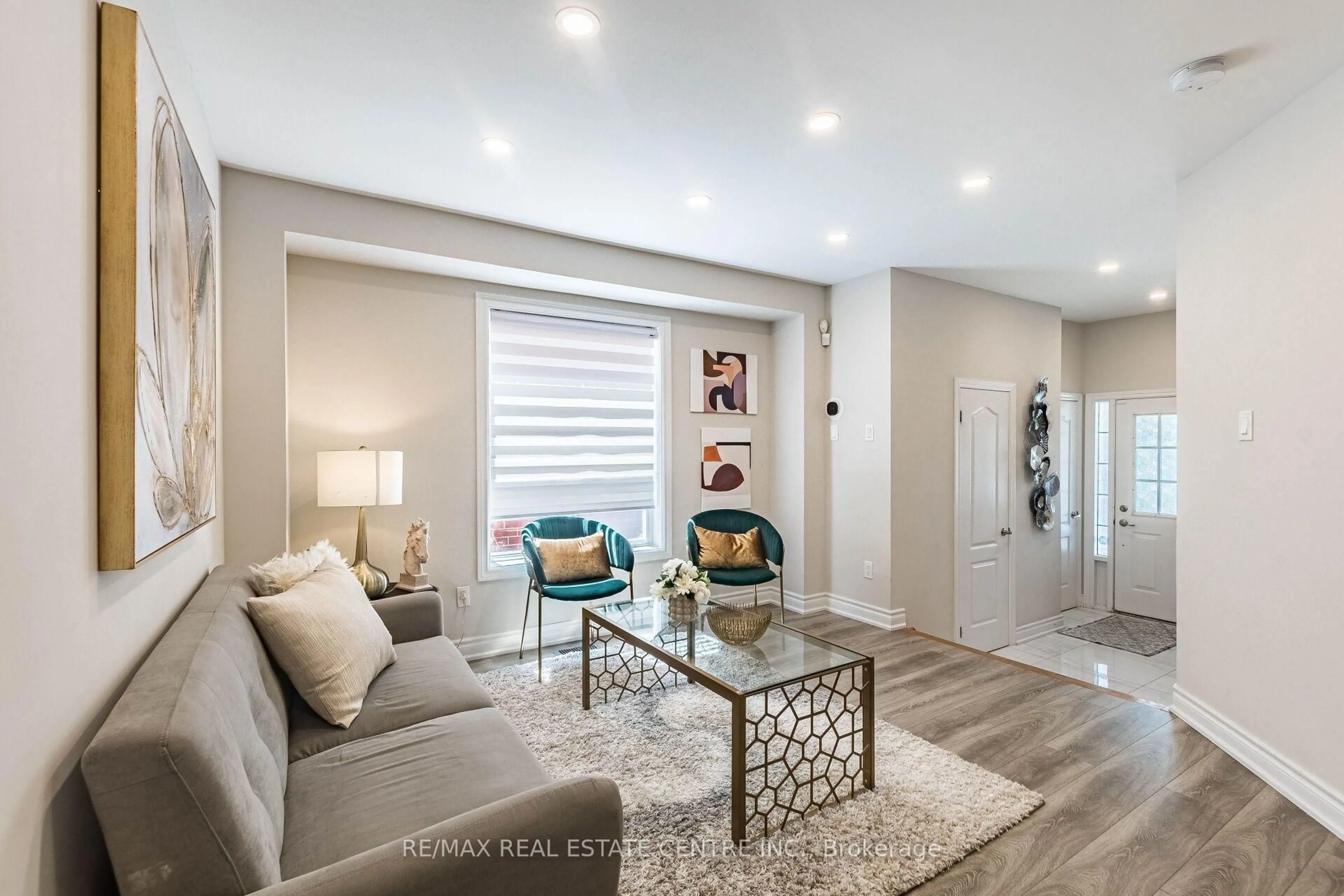 Living room with furniture, unknown for 3172 Baron Dr, Mississauga Ontario L5M 6V6
