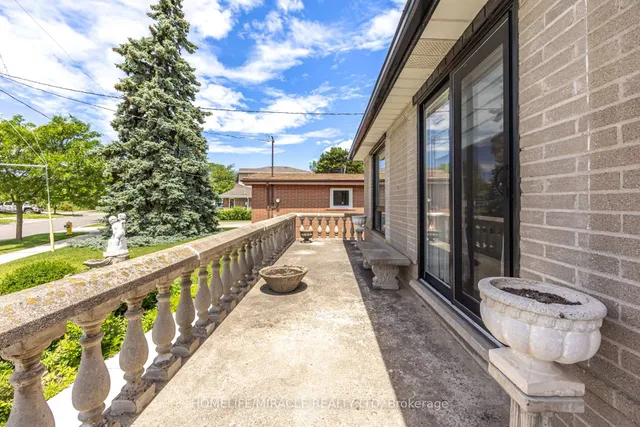 9 Wheatsheaf Cres, Toronto 4