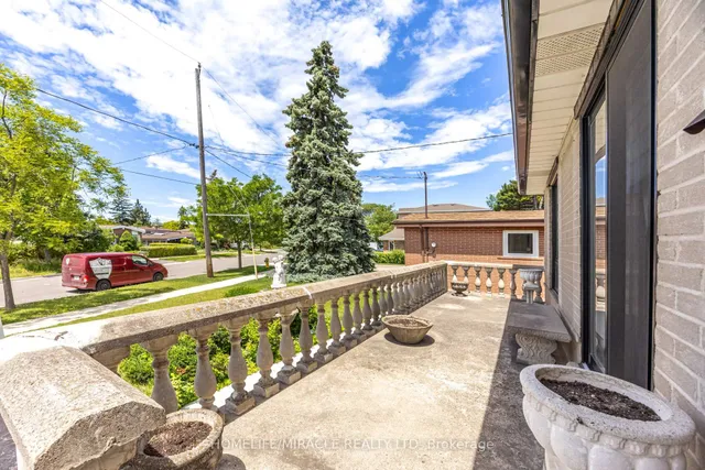 9 Wheatsheaf Cres, Toronto 5