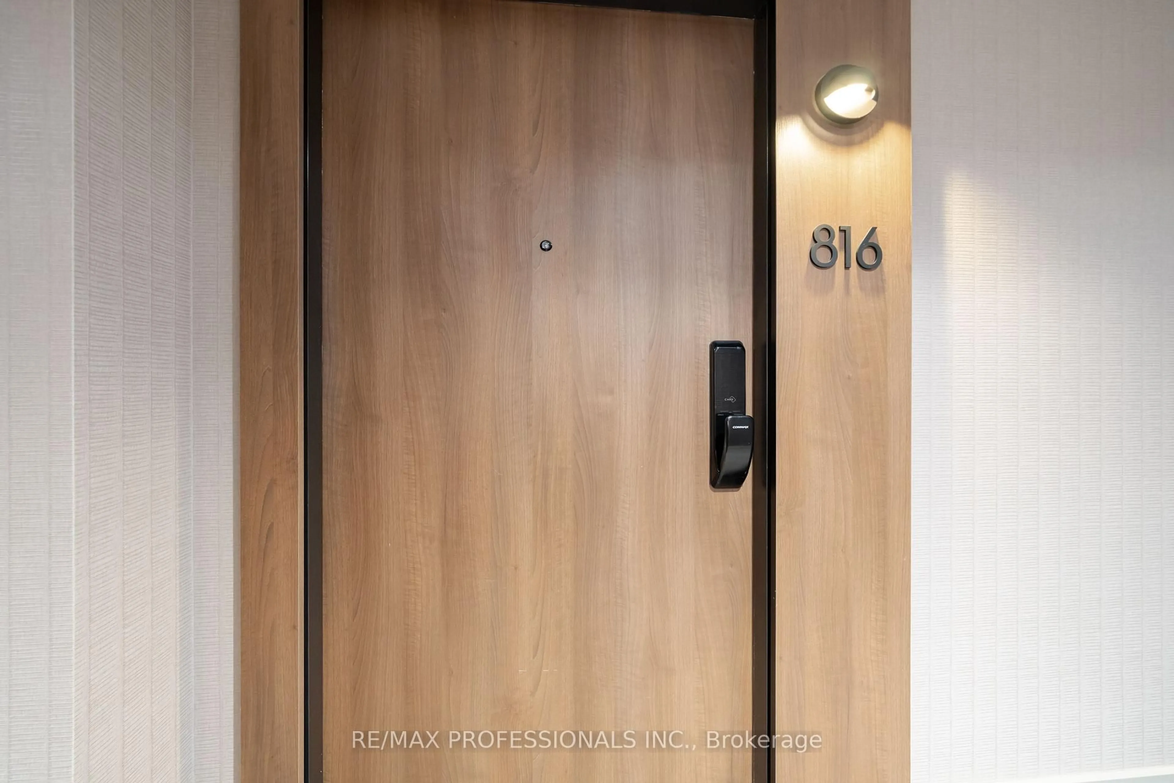 Indoor entryway for 21 Park St #816, Mississauga Ontario L5G 1L6
