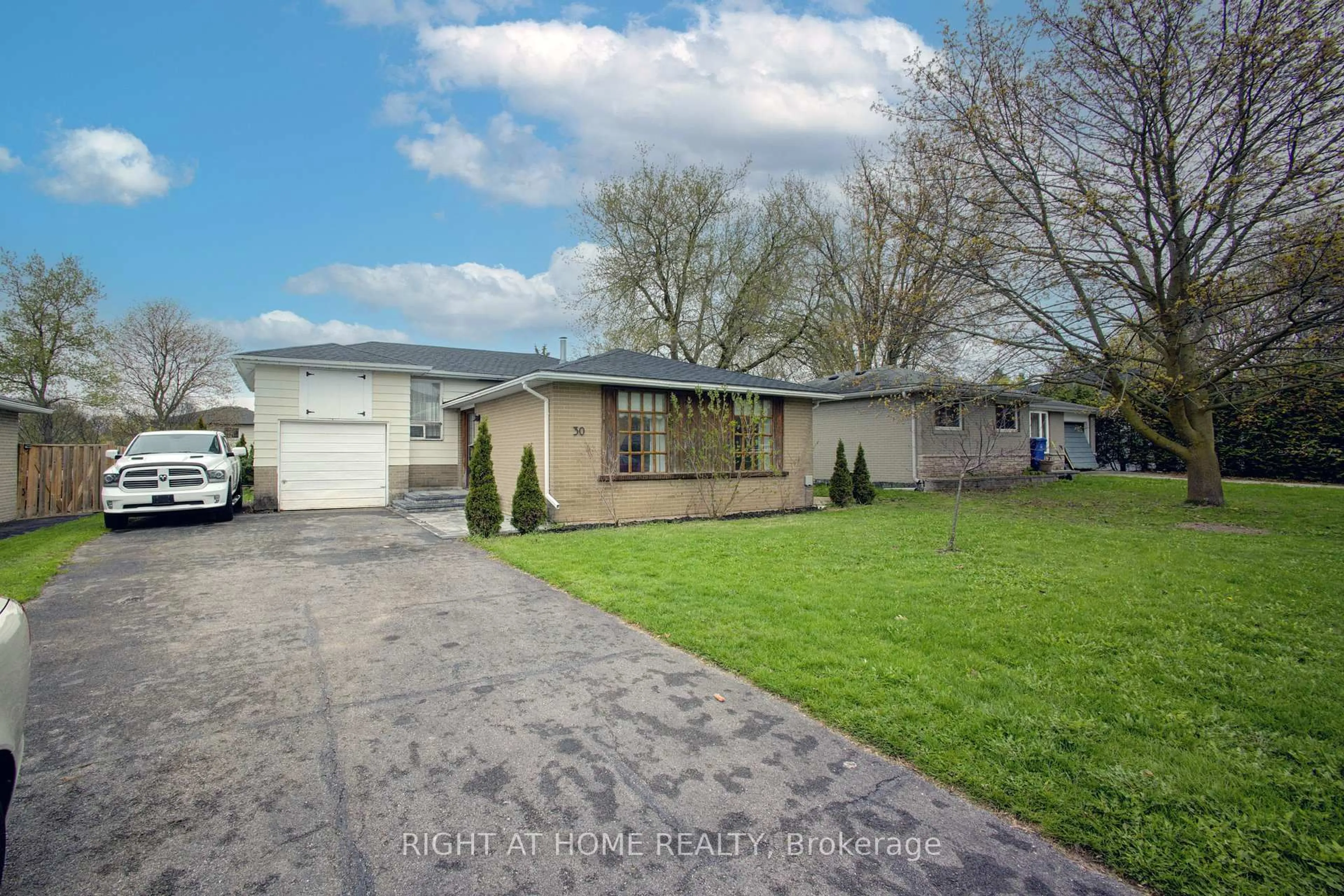 A pic from outside/outdoor area/front of a property/back of a property/a pic from drone, street for 30 Parkview Dr, Orangeville Ontario L9W 1T3