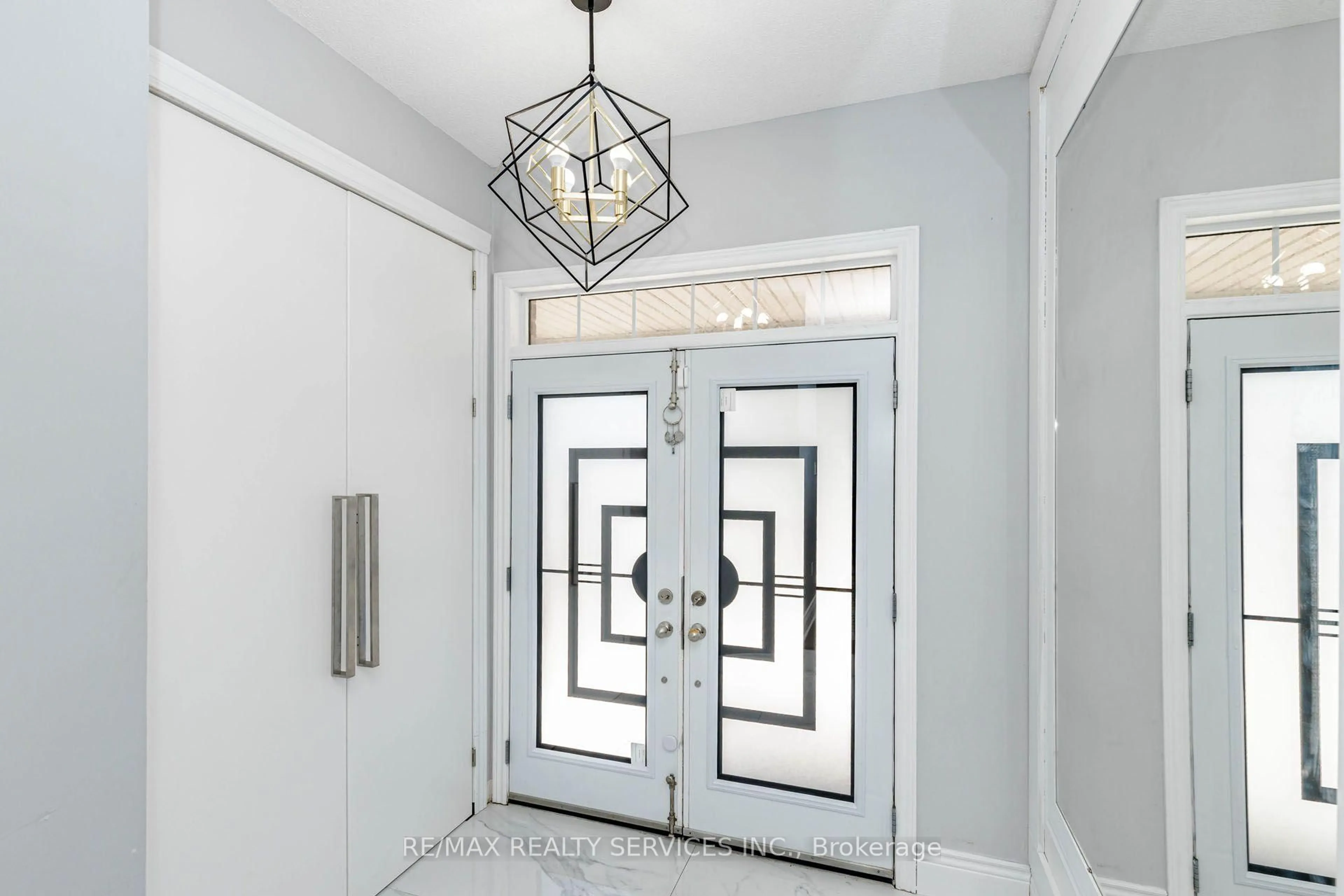 Indoor entryway for 61 Sugarcane Ave, Brampton Ontario L6R 0E6