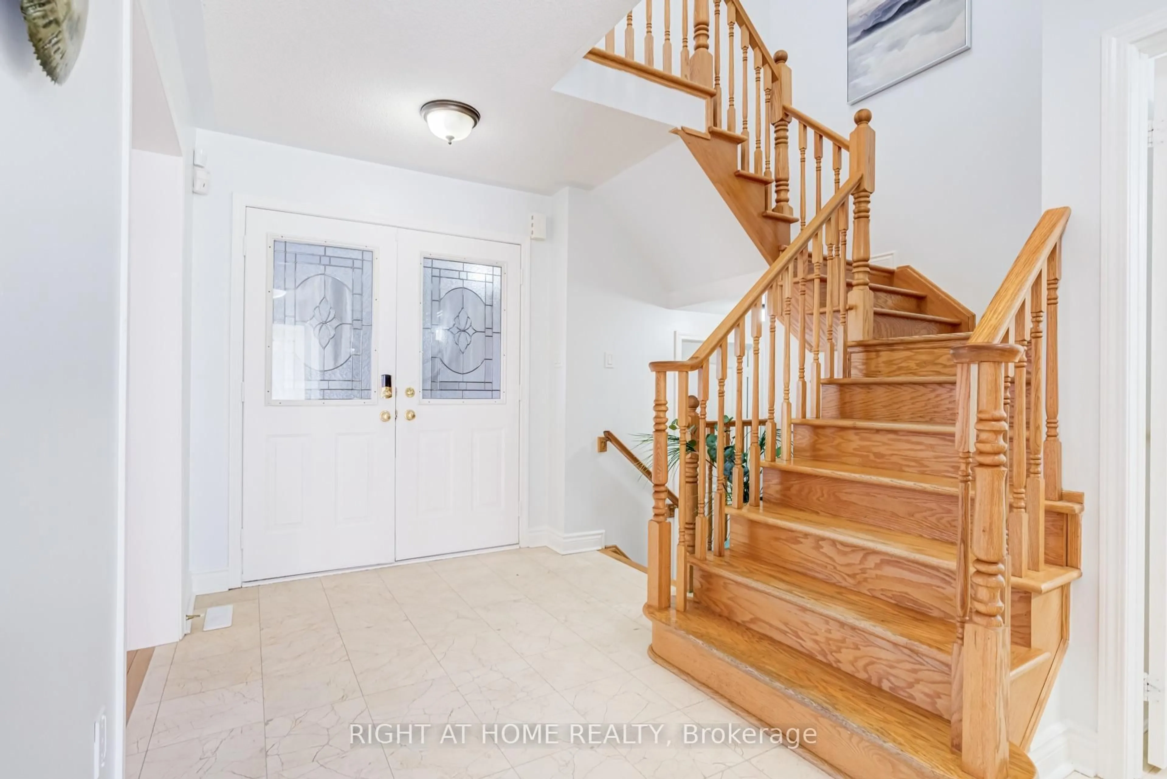 Indoor entryway for 7460 Terragar Blvd, Mississauga Ontario L5N 8H1