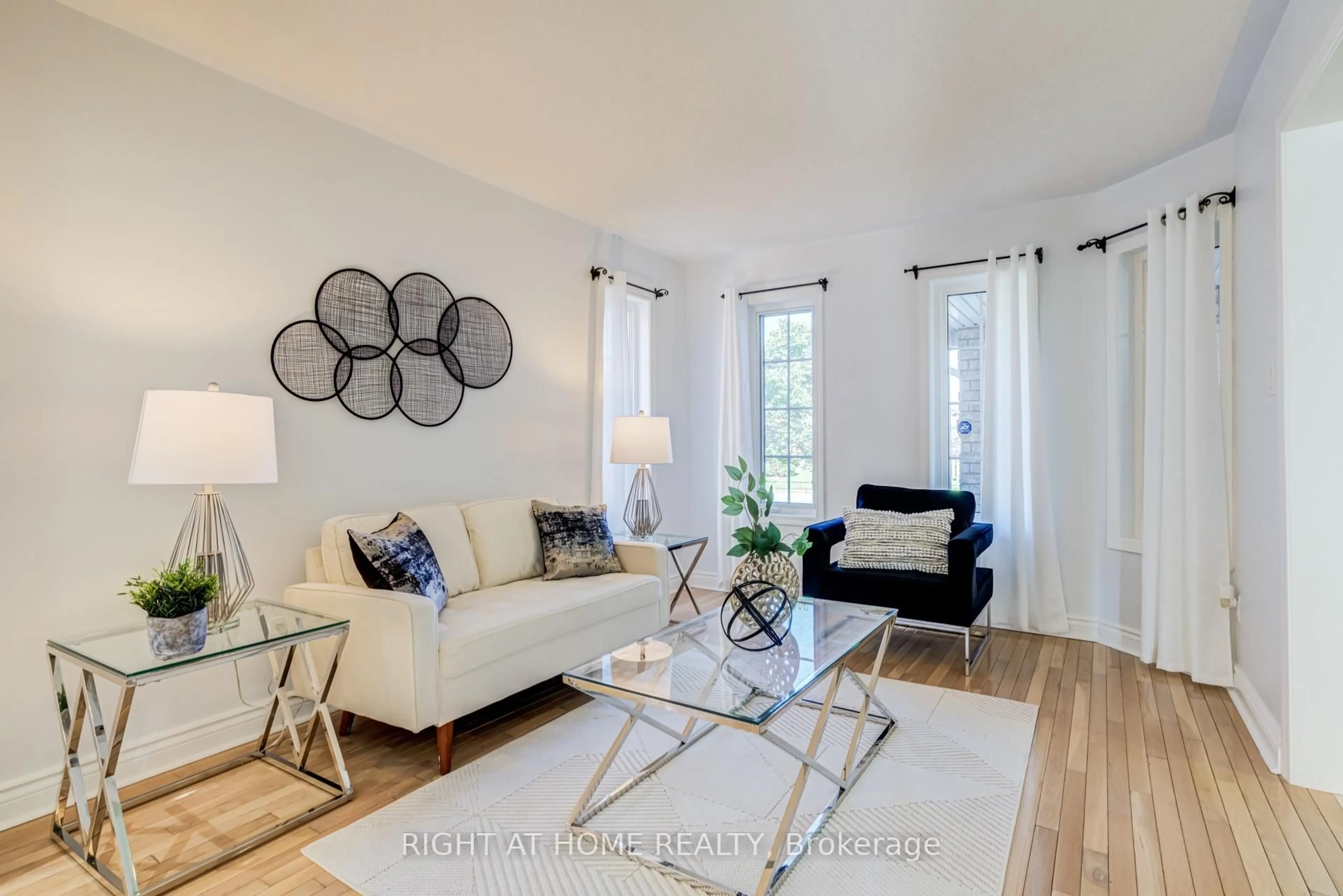 Living room with furniture, unknown for 7460 Terragar Blvd, Mississauga Ontario L5N 8H1