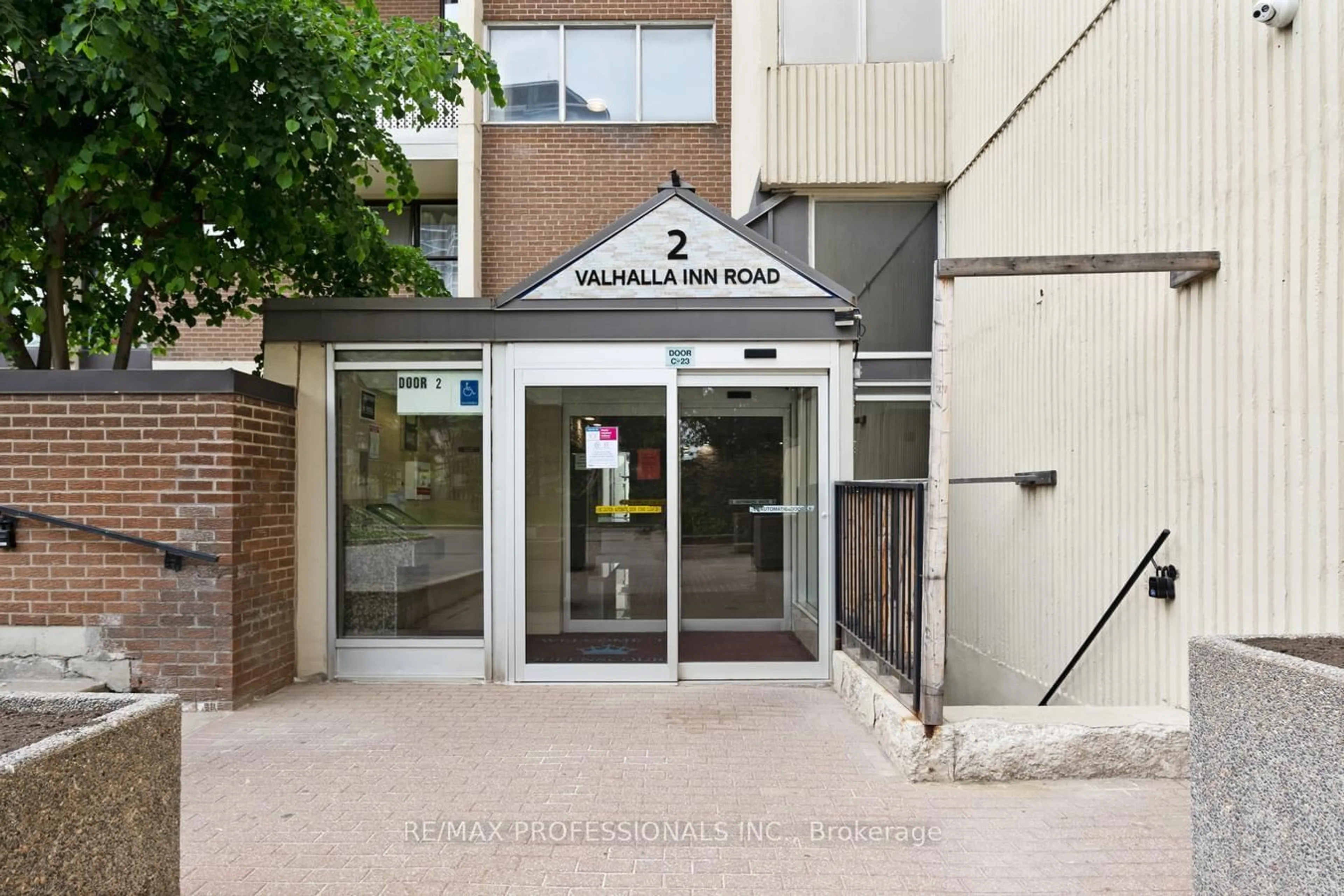 Indoor foyer for 2 Valhalla Inn Rd #339, Toronto Ontario M9B 6C3