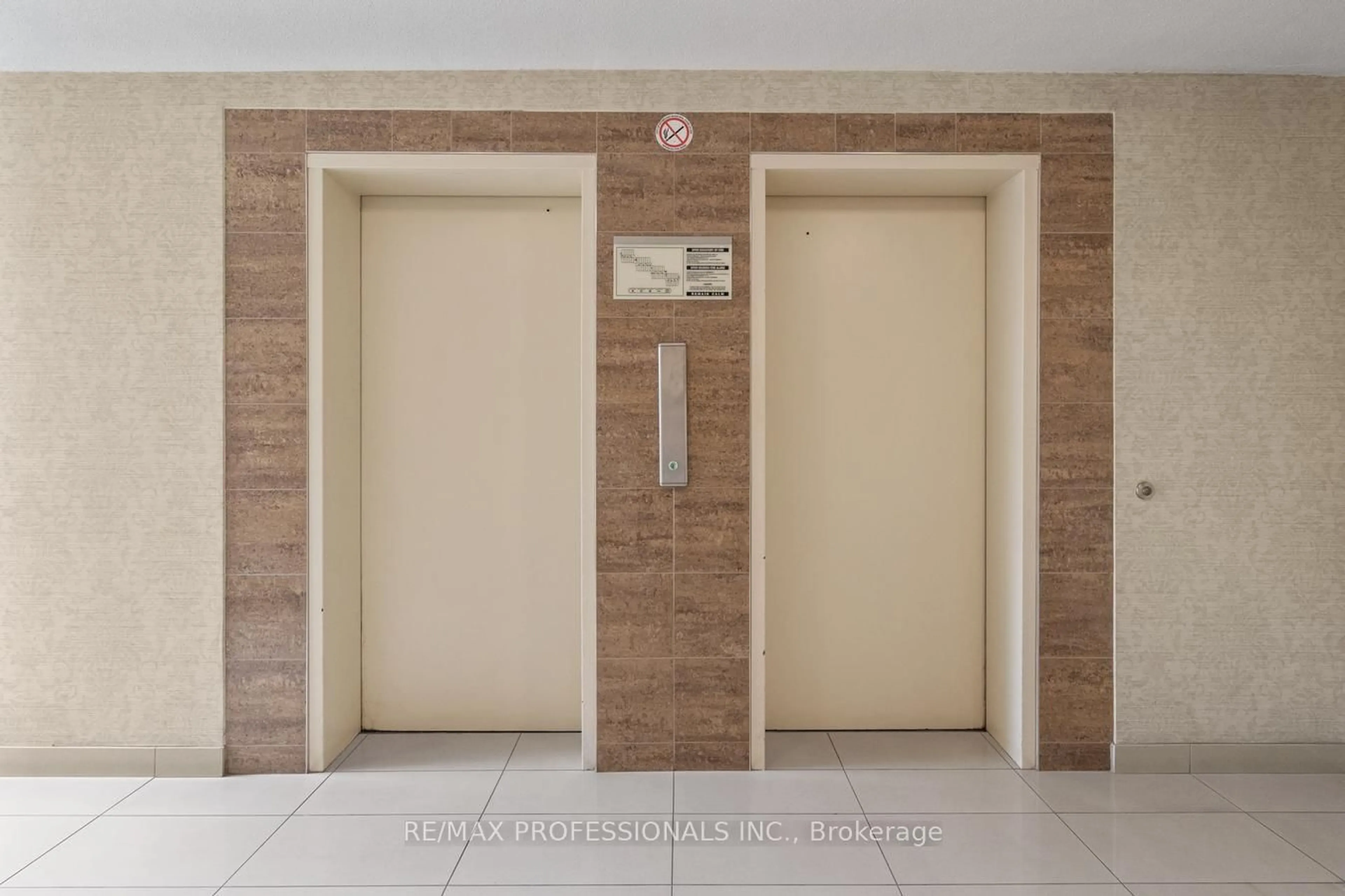 Indoor foyer for 2 Valhalla Inn Rd #339, Toronto Ontario M9B 6C3
