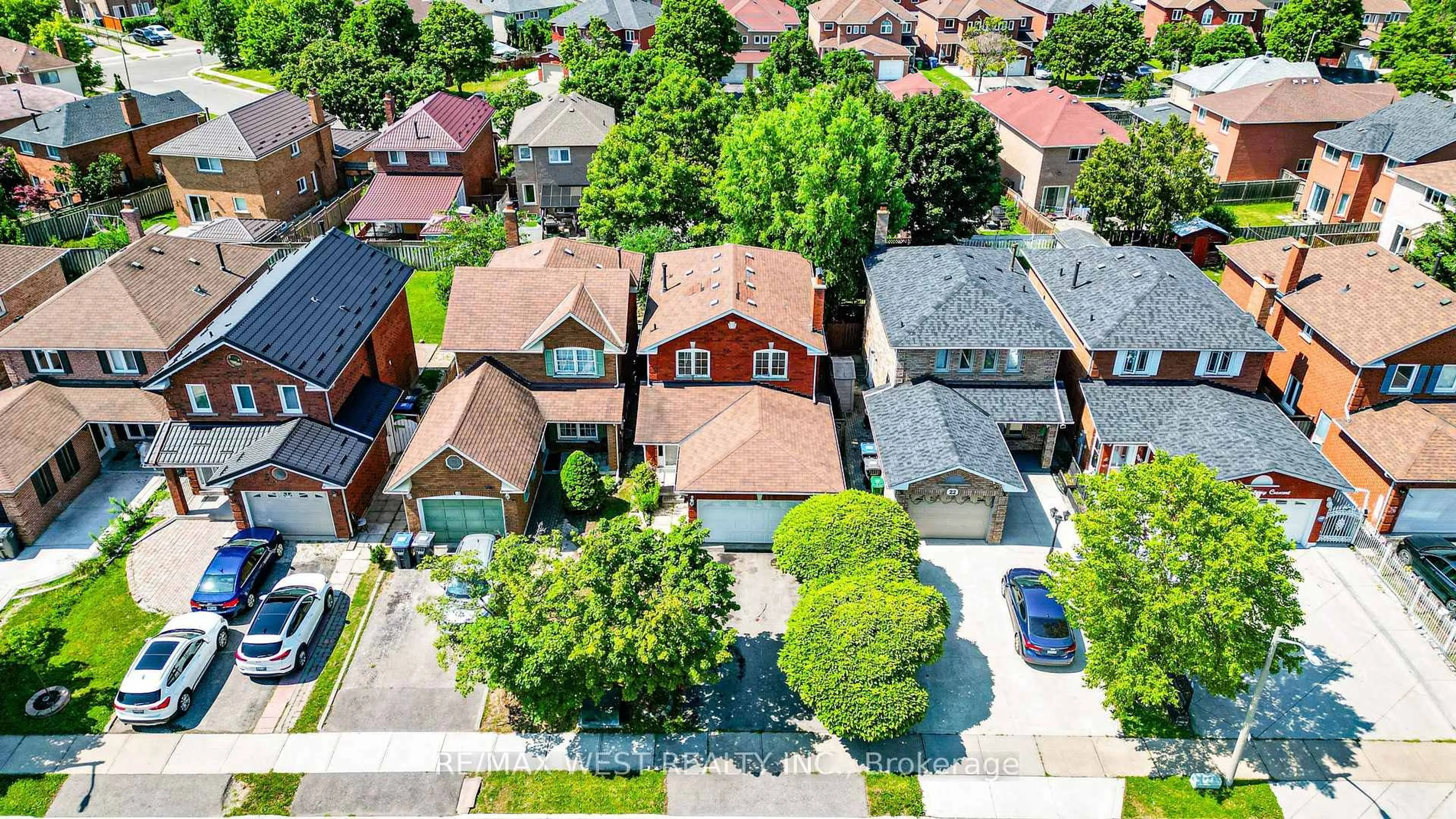 A pic from outside/outdoor area/front of a property/back of a property/a pic from drone, street for 20 Cranberry Cres, Brampton Ontario L6Y 4P7