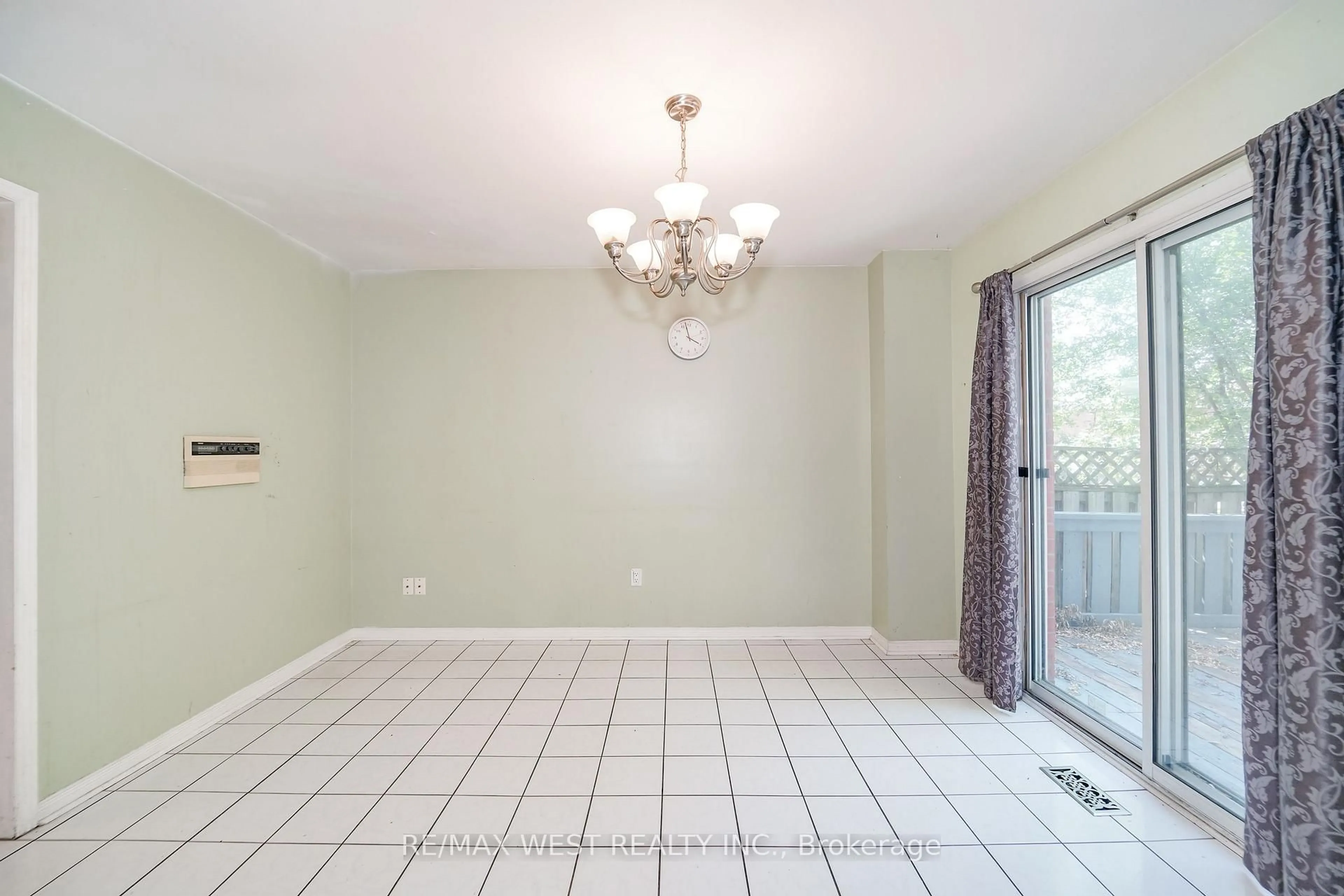 Dining room, ceramic/tile floor for 20 Cranberry Cres, Brampton Ontario L6Y 4P7