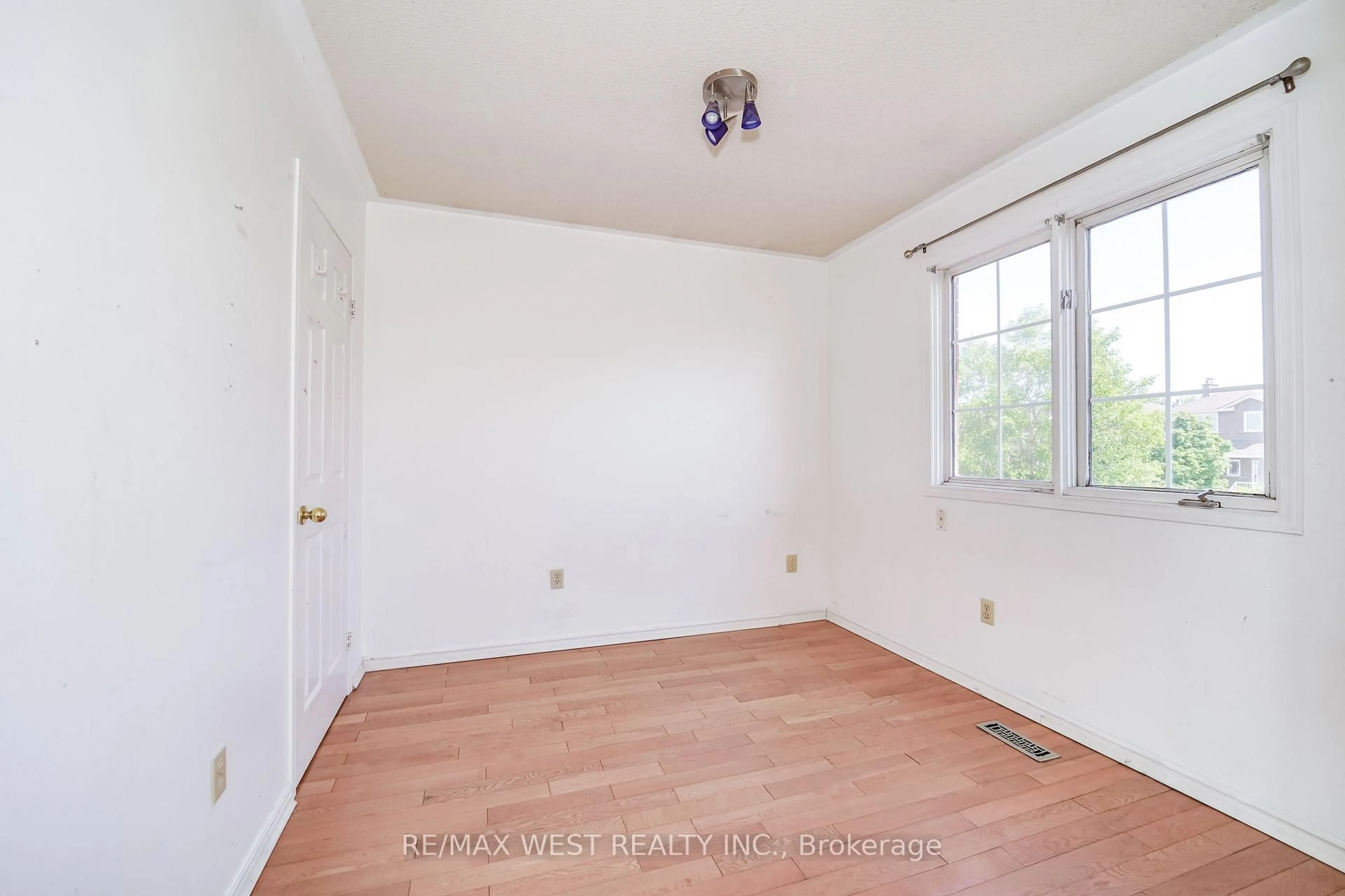 A pic of a room for 20 Cranberry Cres, Brampton Ontario L6Y 4P7