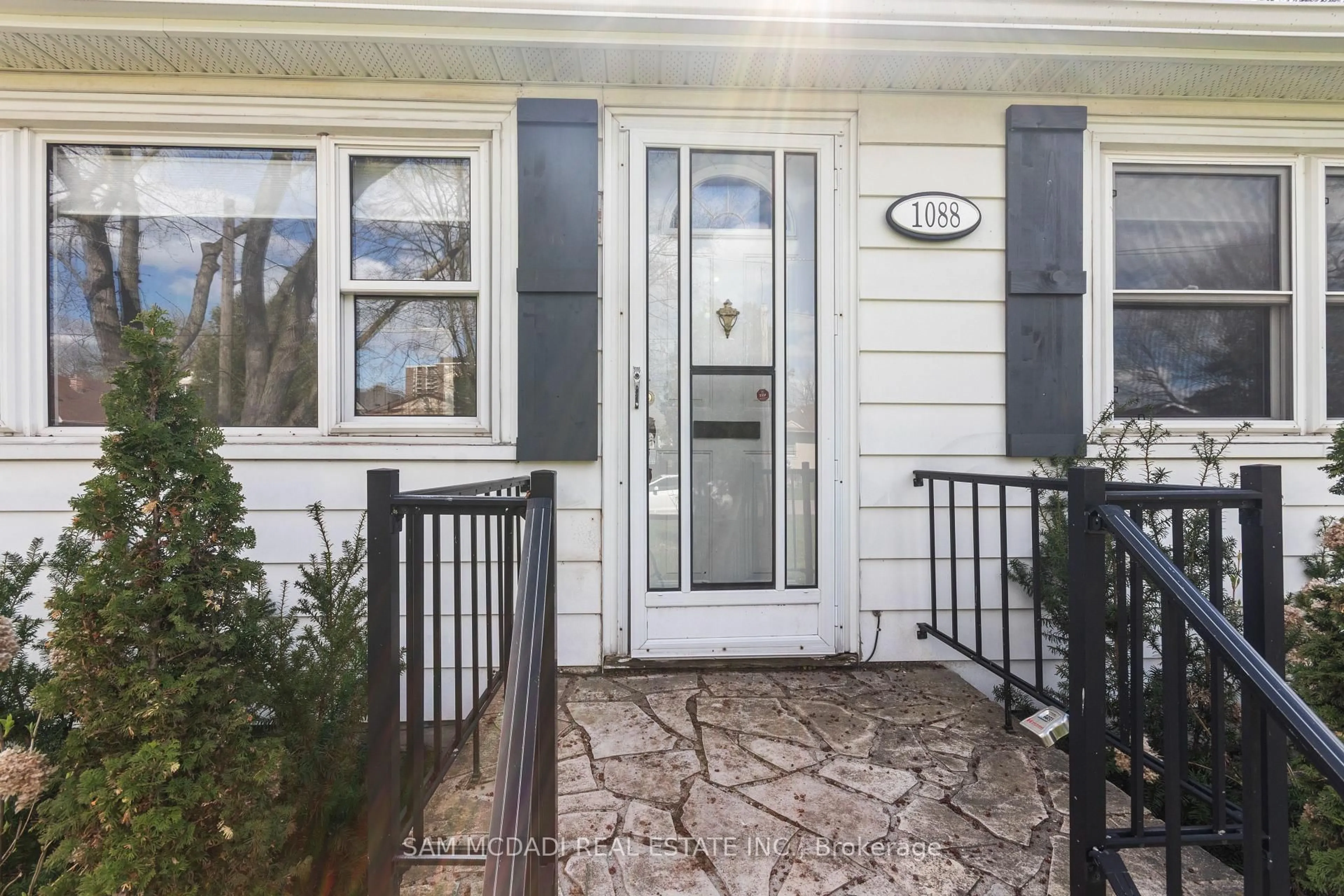 Indoor entryway for 1088 Cherriebell Rd, Mississauga Ontario L5E 2R3