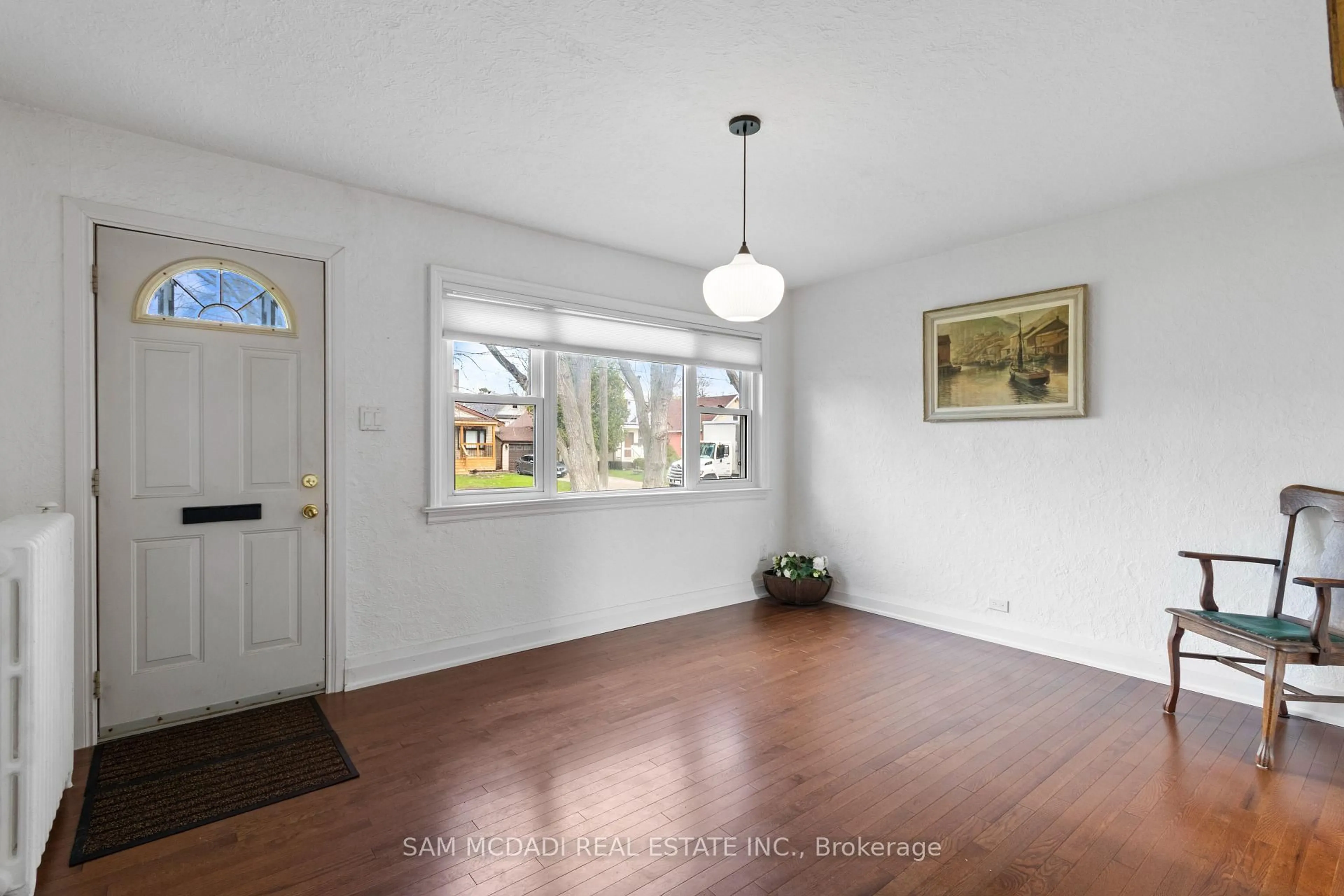 Indoor entryway for 1088 Cherriebell Rd, Mississauga Ontario L5E 2R3