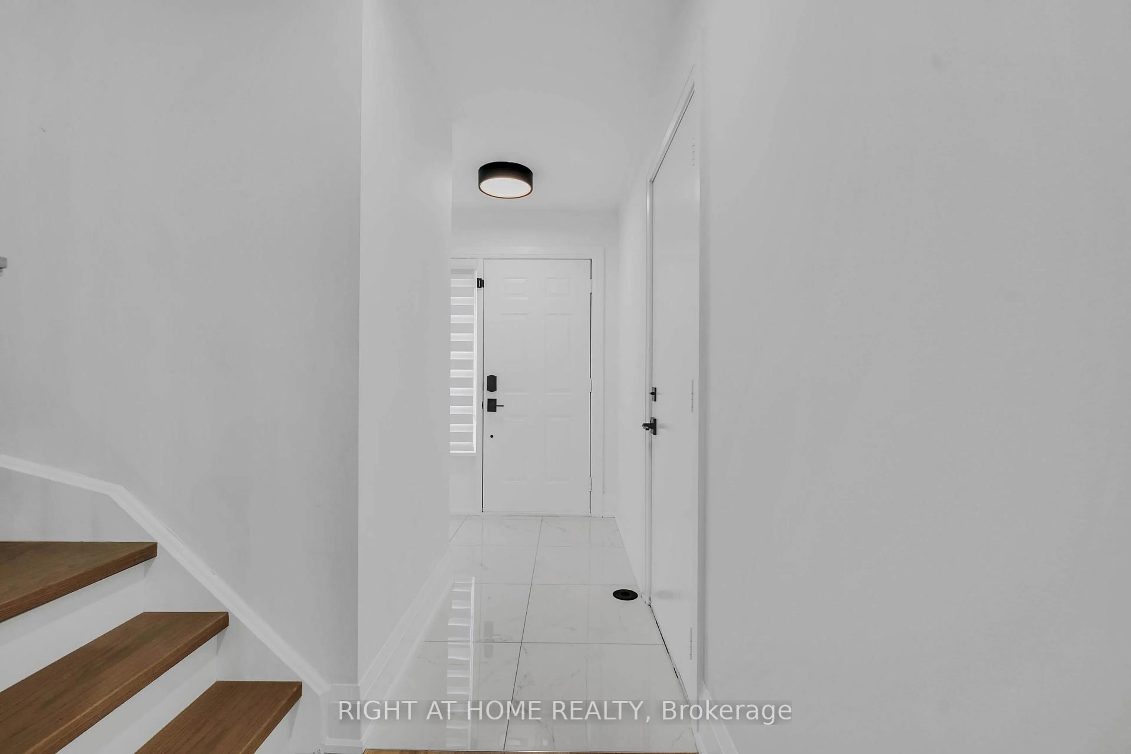Indoor entryway for 1170 West Shore Dr #23, Mississauga Ontario L5E 3H8