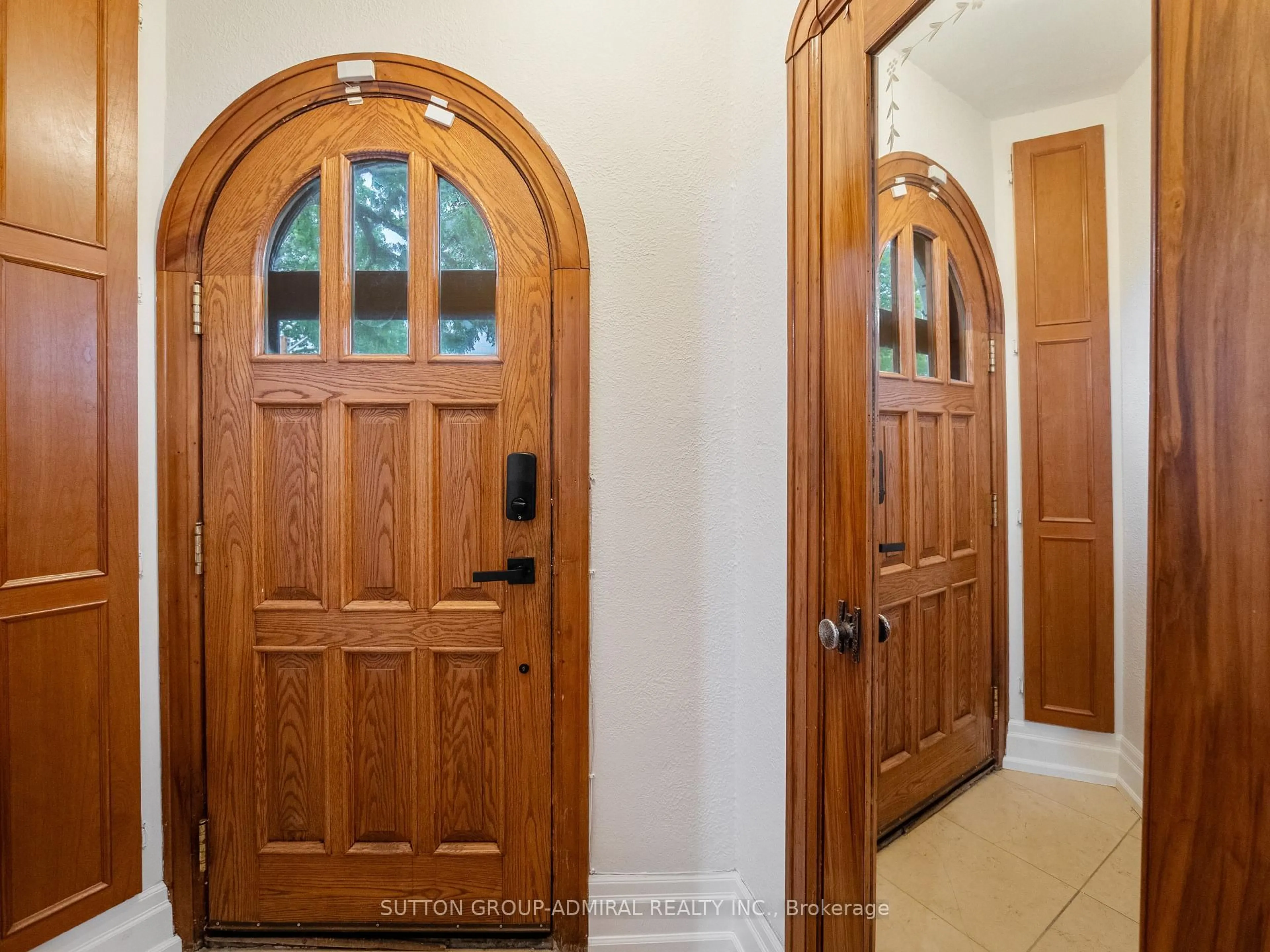 Indoor entryway for 70 Lake Shore Dr, Toronto Ontario M8V 1Z9